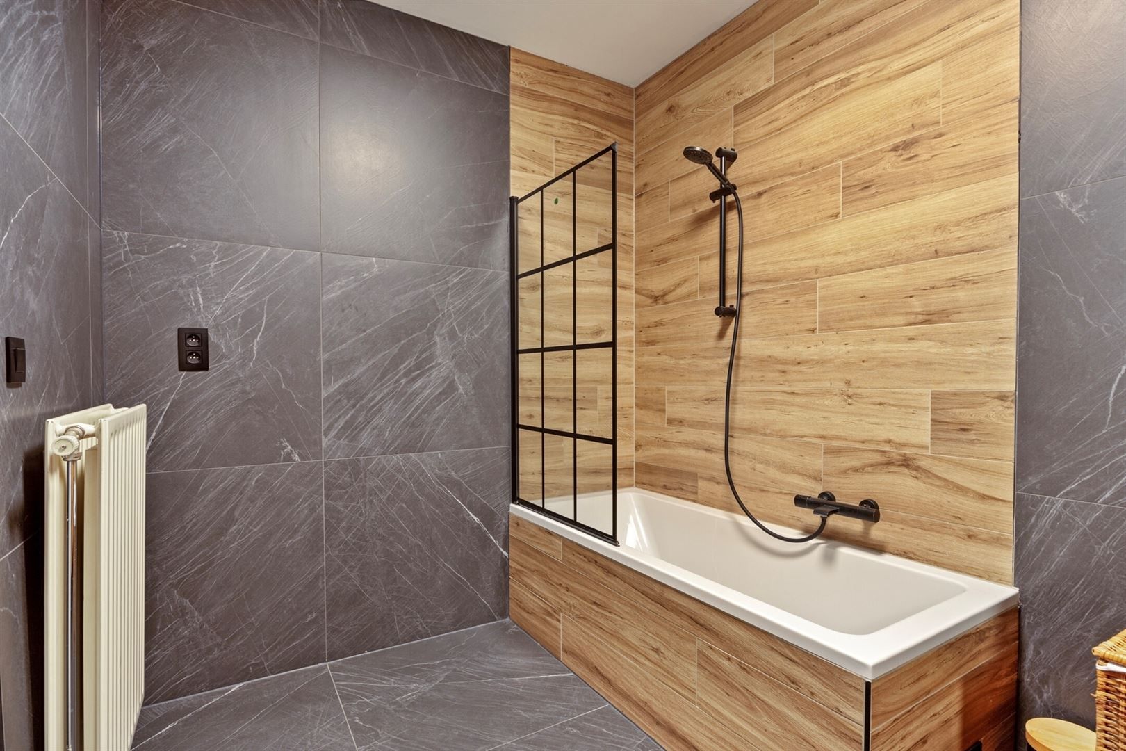 TE HUUR: Ruim gerenoveerd appartement met 3 slaapkamers te Heusden! foto 14