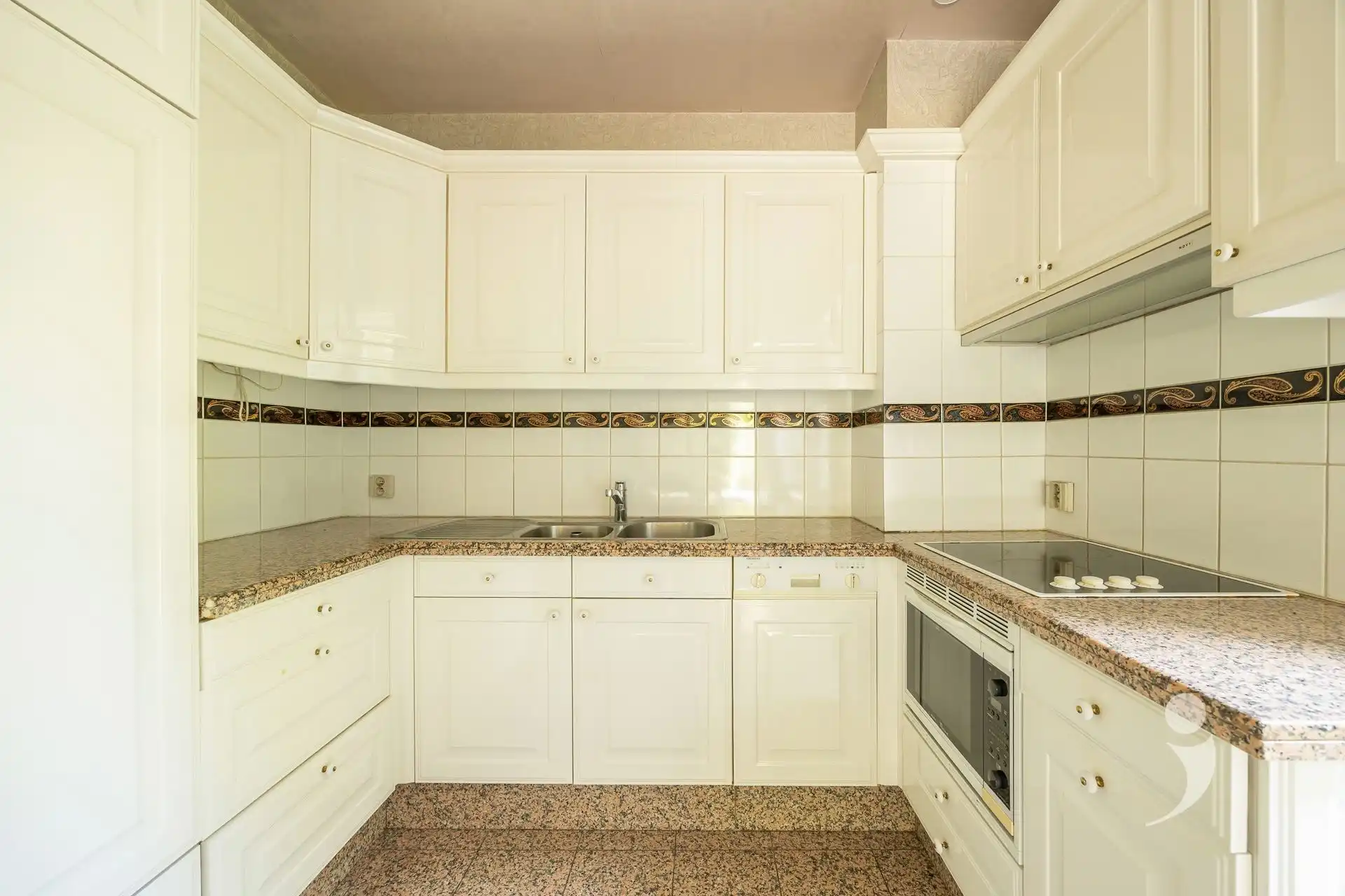 Ruime te renoveren woning!  foto 12