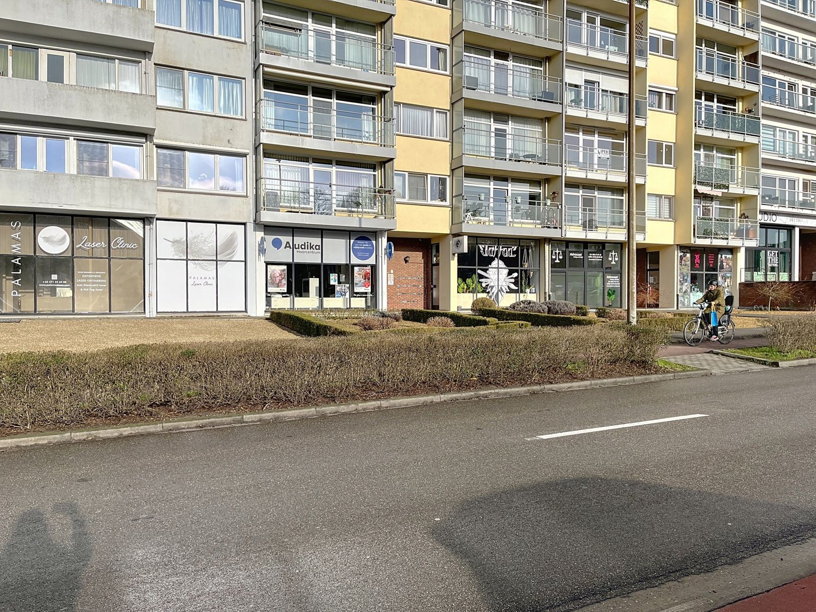 Handelsgelijkvloers van 73 m² in centrum Genk.  foto {{pictureIndex}}