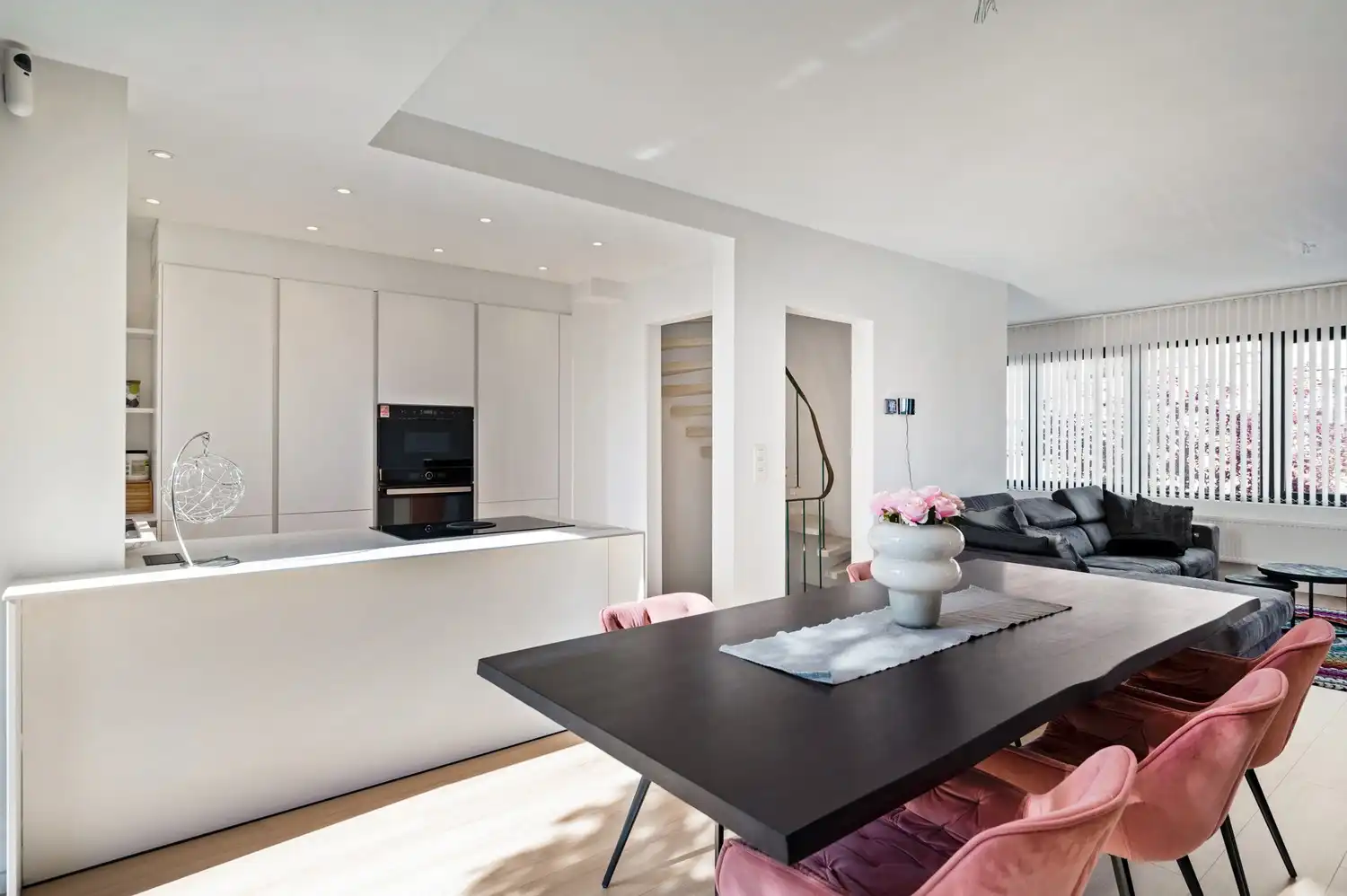 Recent gerenoveerde woning met 3 slaapkamers en zonnige tuin in Hoevenen foto 13