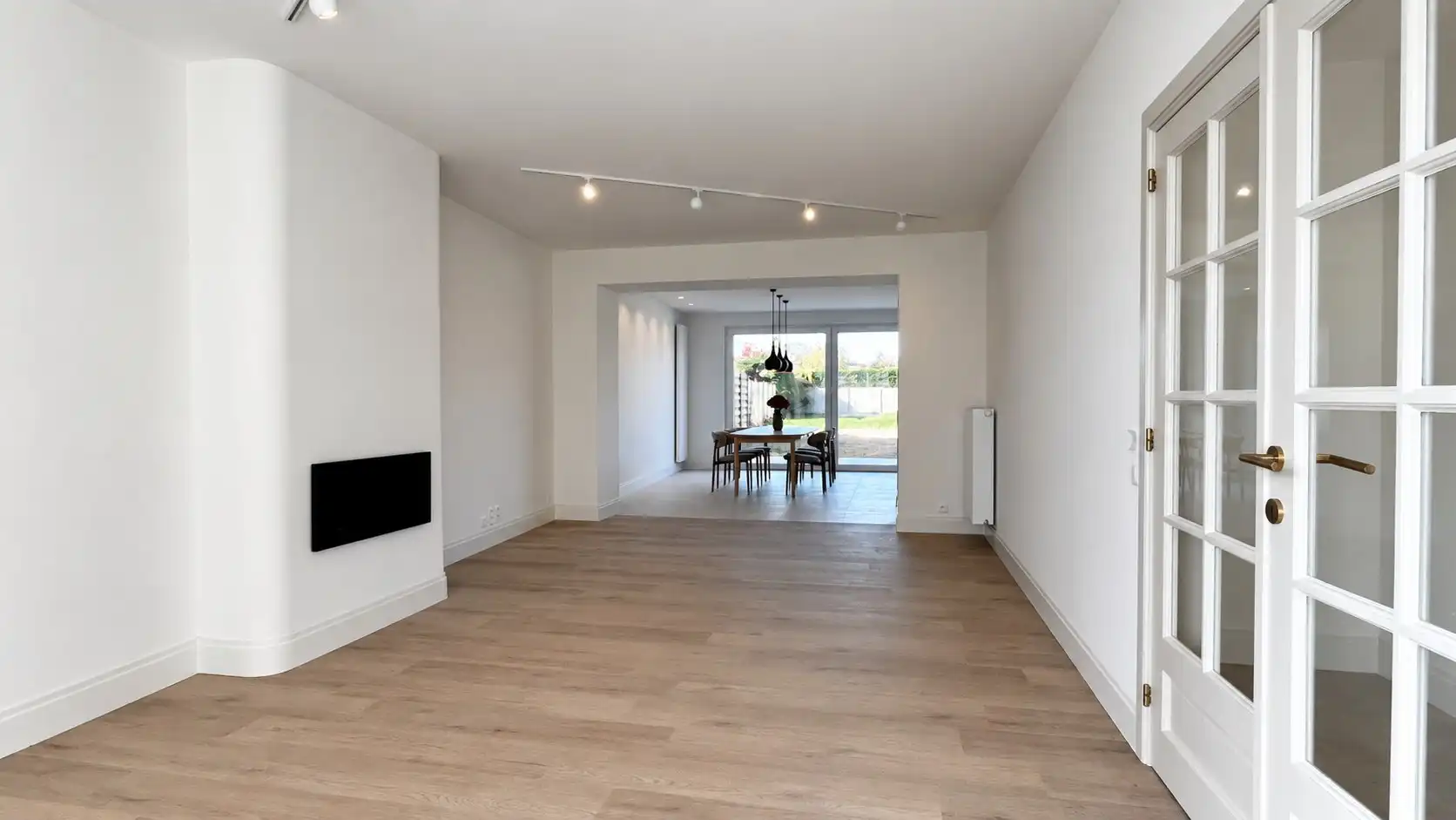 Luxe woning met 5 kamers, grote garage, grote uitbouw en een aangename tuin foto 3