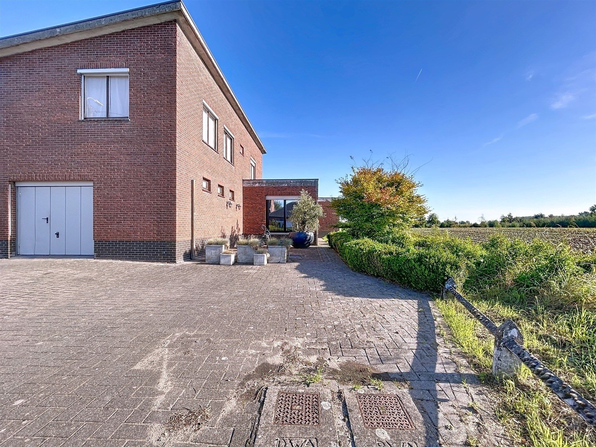 Charmante te renoveren woning op prachtig perceel van 1100m². foto 24