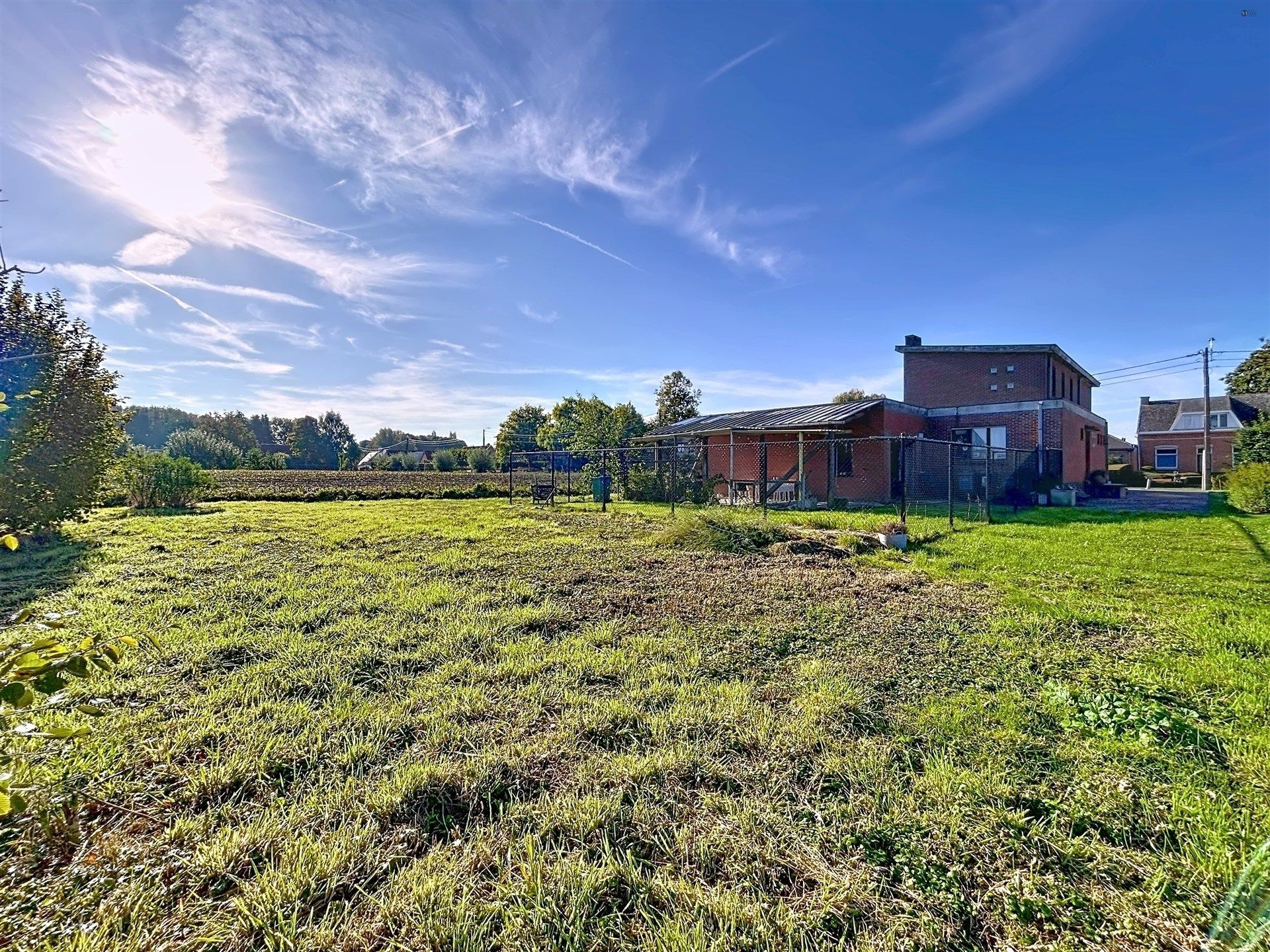 Charmante te renoveren woning op prachtig perceel van 1100m². foto 24