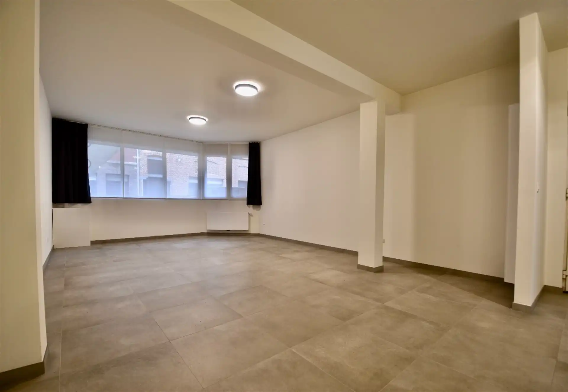 Gerenoveerd gelijkvloers appartement met ruim terras foto {{pictureIndex}}