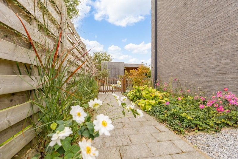 Hedendaags woonhuis met 3 slaapkamers en tuin foto 23