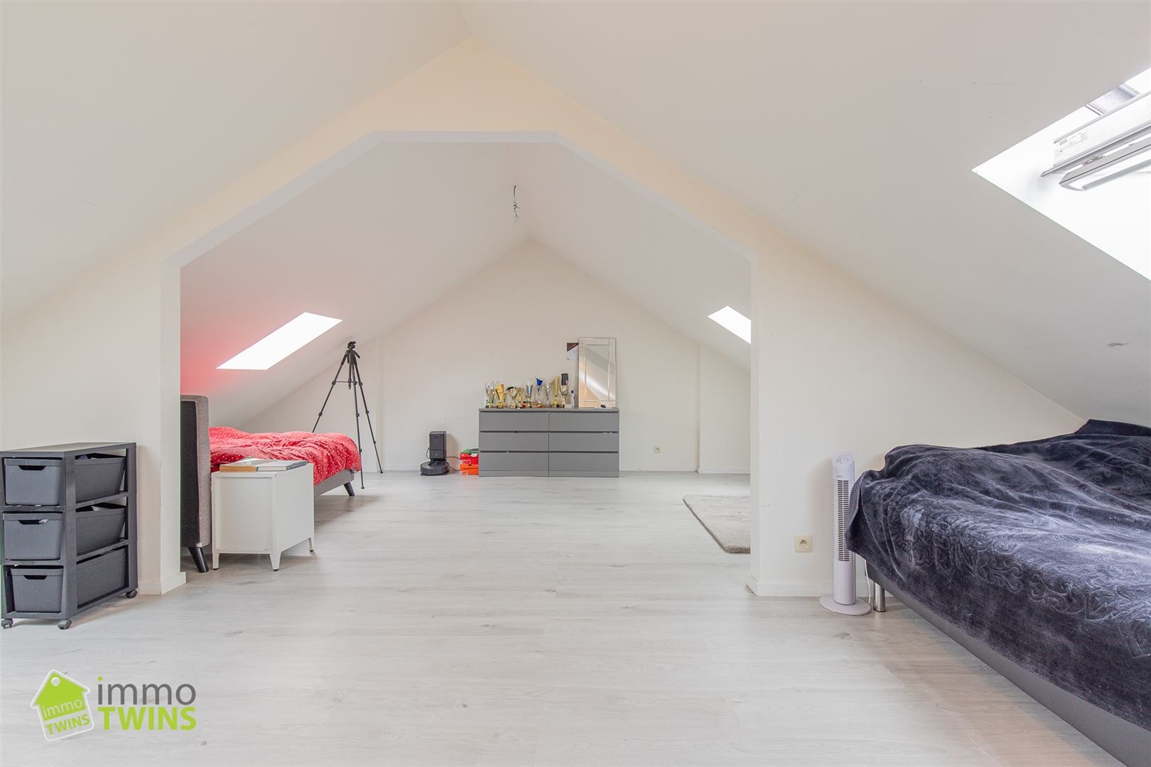 Instapklare gezinswoning  met 5 slaapkamers en een ruime zonnige tuin. foto 18