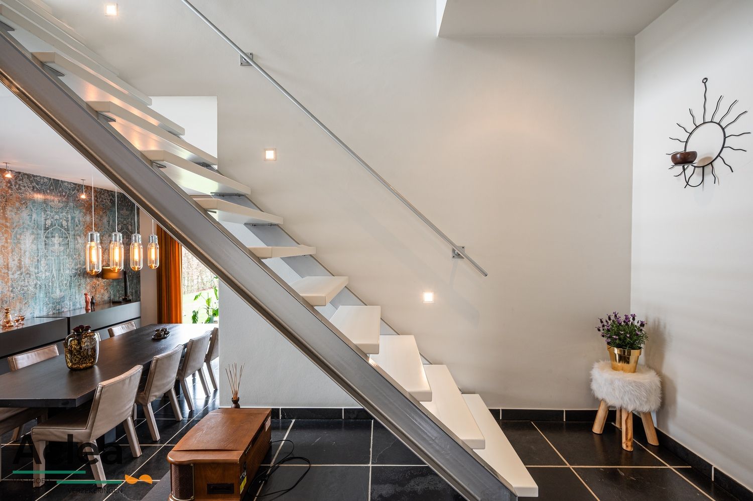 Moderne instapklare villa met zwembad en poolhouse foto 22