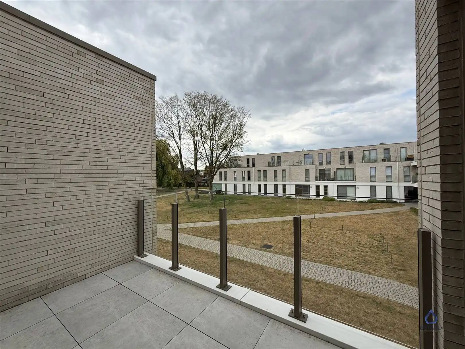 Modern 2-slaapkamerappartement met terras en zicht op groen foto 6