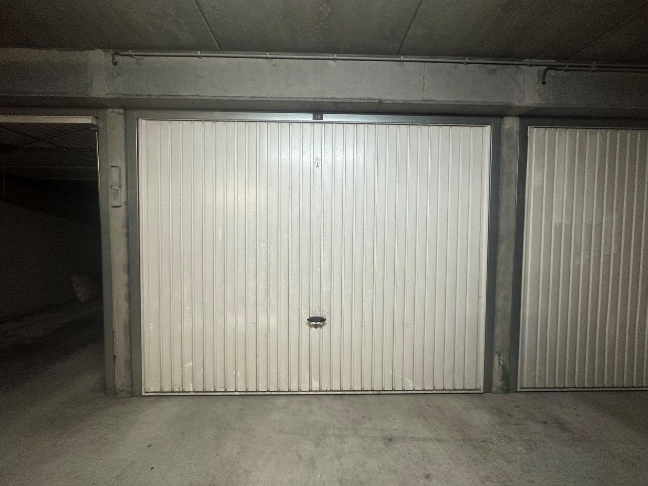 Garage te huur foto {{pictureIndex}}