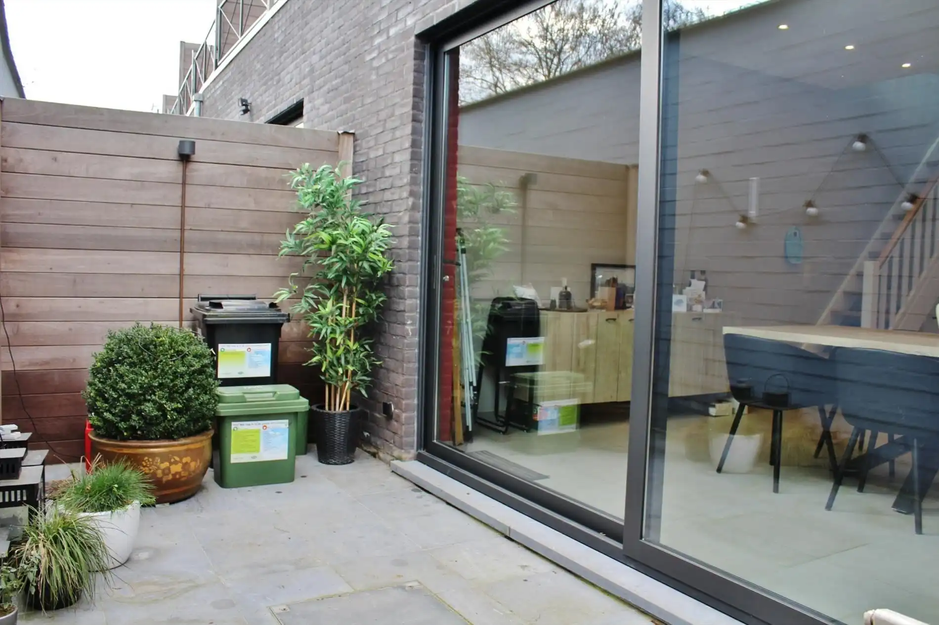 Gezellige rijwoning met koer en ruim zonneterras in centrum Ieper foto 7