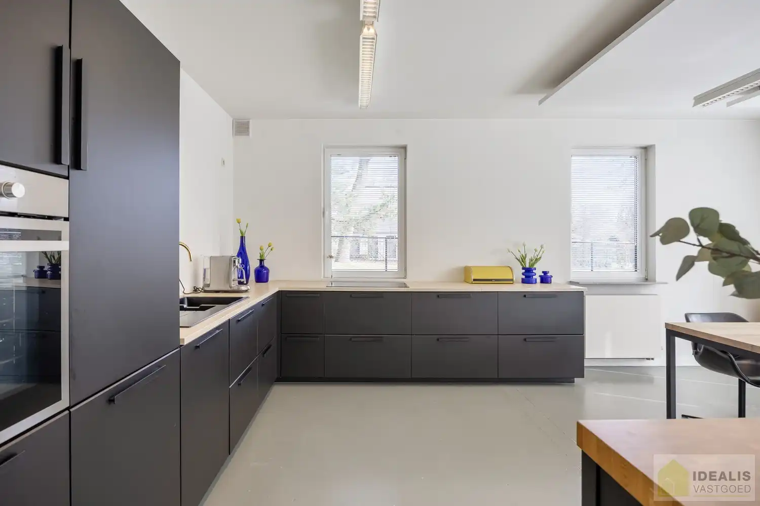 STATIG, STRAK EN UITERST RUIM COMPLEX MET HOOGSTAANDE AFWERKING EN OOG VOOR DETAIL. MOMENTEEL VOORZIEN VAN 3 SLAAPKAMERS, RIANTE LEEFRUIMTES ÉN UNIEKE LANDSCAPE KANTOORRUIMTES OP RESIDENTIËLE DOCH GUNSTIGE LOCATIE!! Dit exclusieve complex omvat maar liefst +-400m² netto bewoonbare oppervlakte! Kenmerkend aan dit statige pand is de unieke voorgevel die bezet is met keramische kunst van Pieter Stockmans. Gelegen op een residentiële locatie in een rustige woonstraat doch op enkele minuten van het centrum van Genk! foto 18