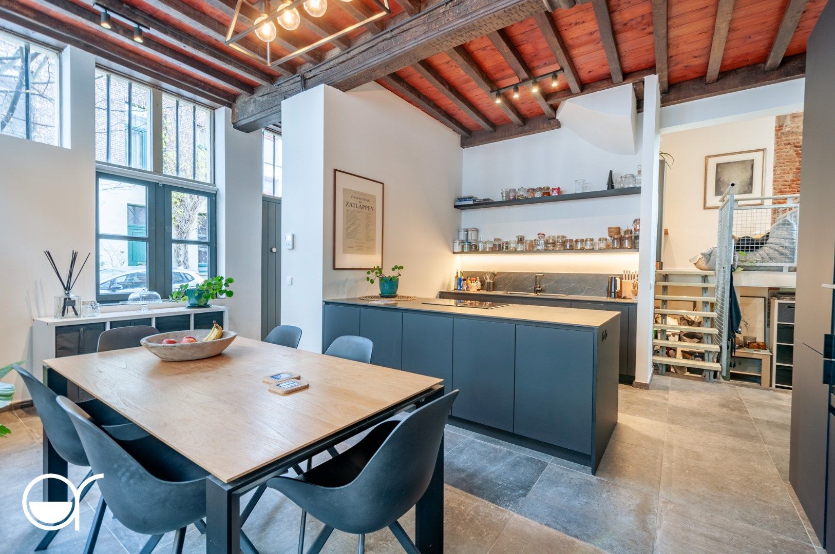 Gerenoveerde historische trapgevelwoning op unieke locatie foto 6