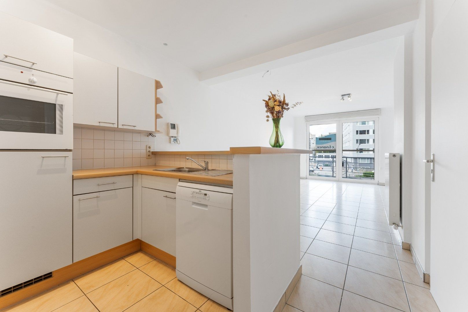 Recent & lichtrijk appartement (incl. autostaanplaats!) gelegen nabij de Bijloke site in Gent met zicht op de Leie.  foto 8