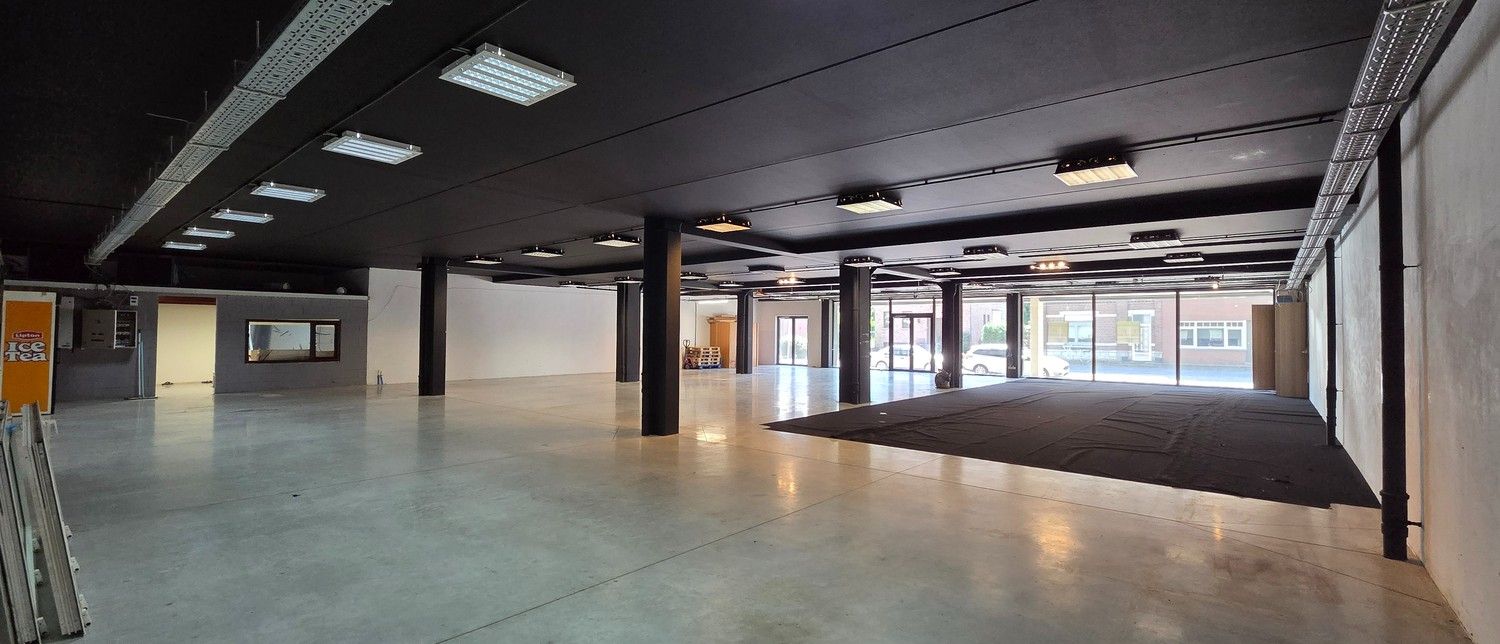 Handelspand / kantoorruimte met uitstekende visibiliteit in Genk – Stalenstraat foto 13
