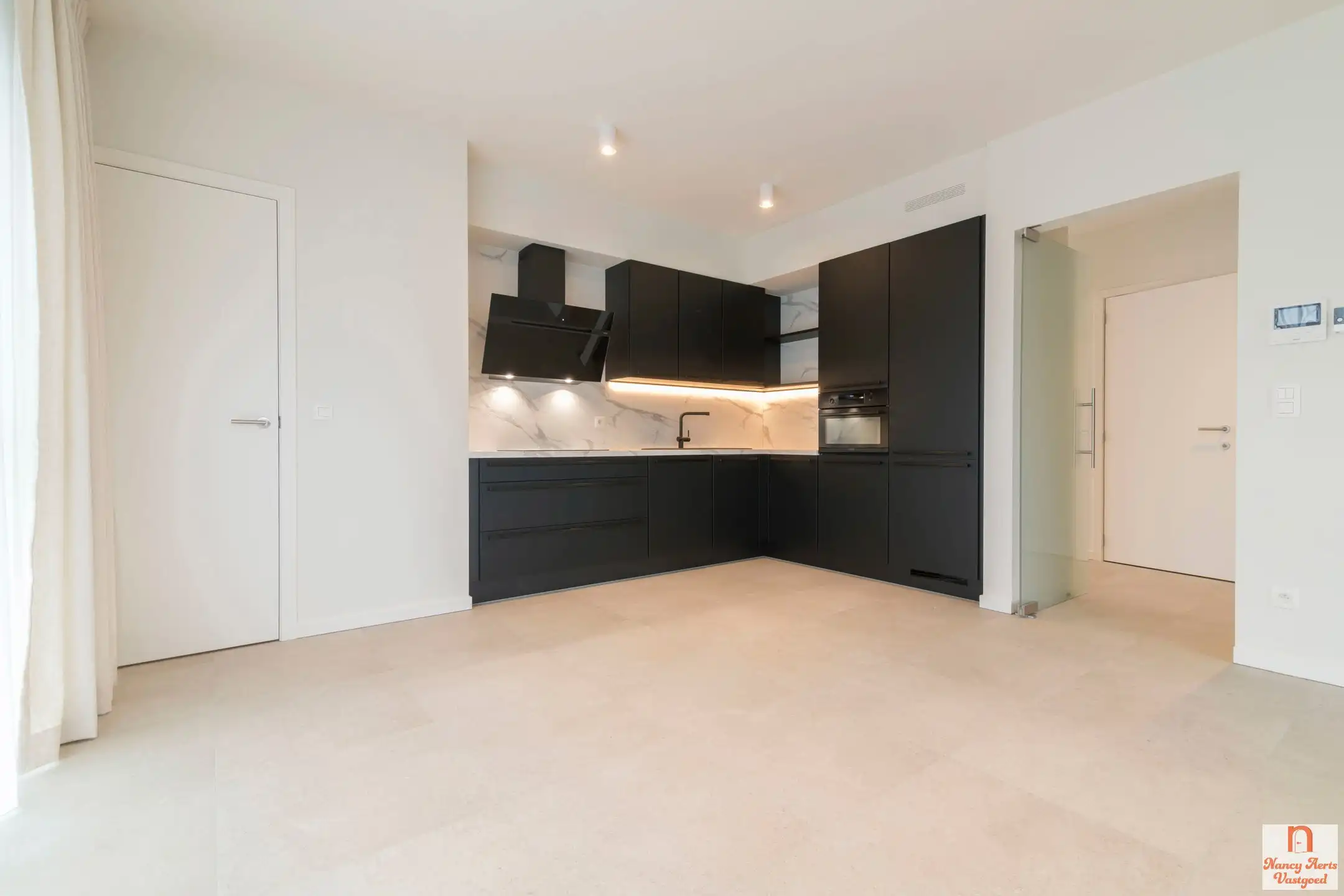 Instapklaar appartement met tuin en carport op toplocatie foto 4