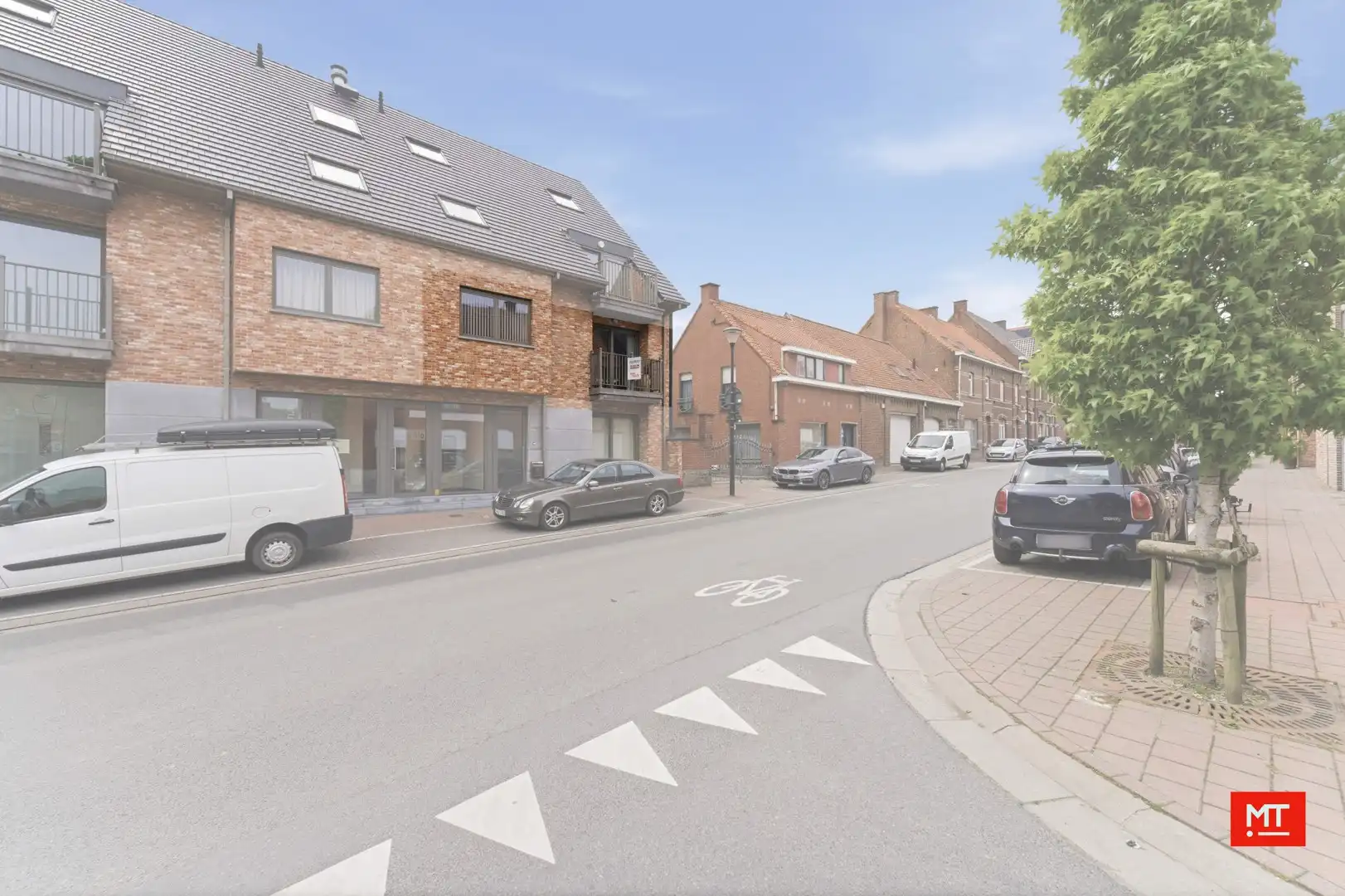 IN OPTIE VIA ONS KLANTENBESTAND - Instapklaar appartement met 2 slpk, zonnige balkons en garage in de dorpskern van Beselare foto {{pictureIndex}}