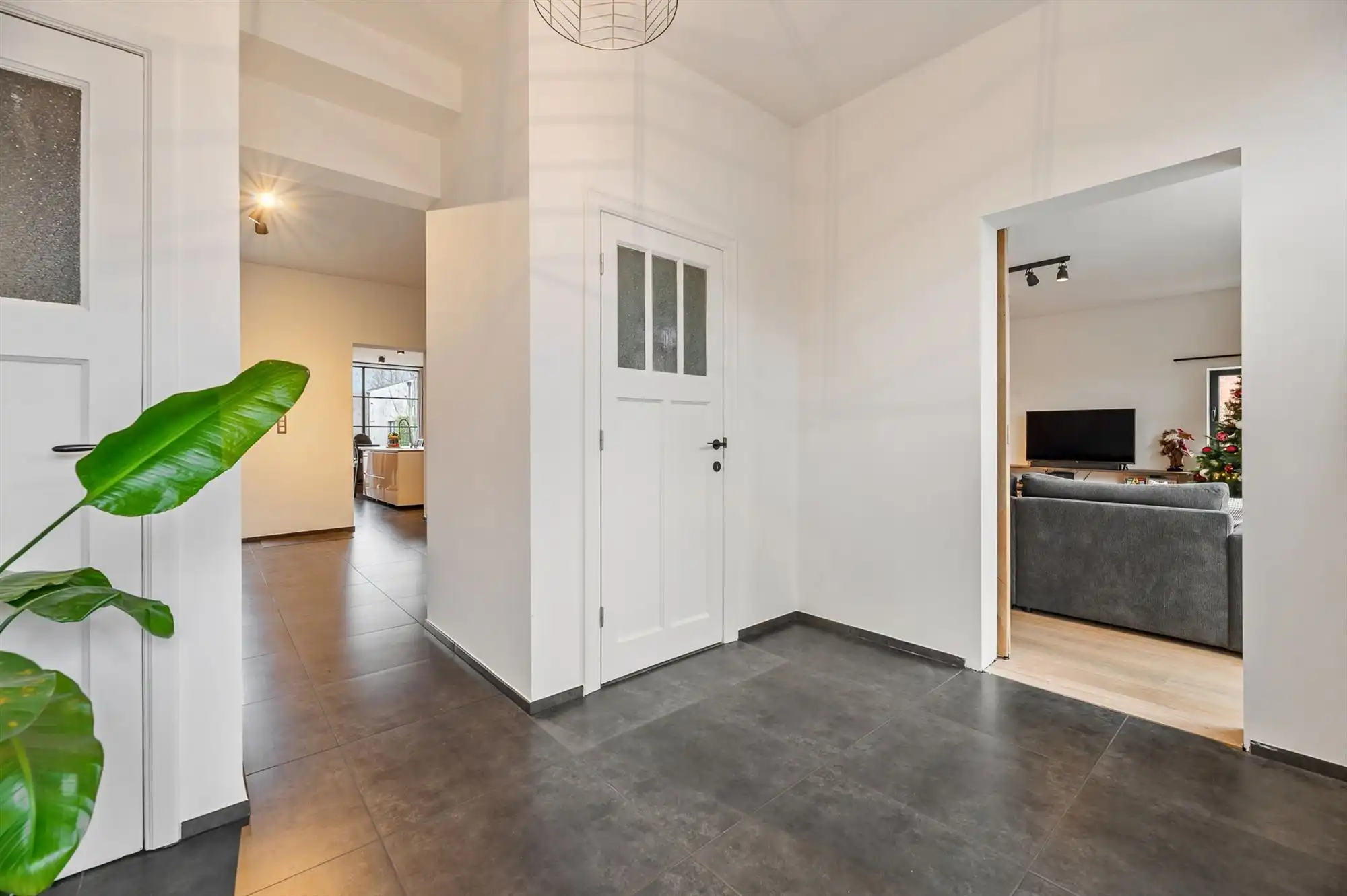 PRACHTIG GERENOVEERDE WONING MET RUIME GARAGE OP IDEALE LIGGING! foto 12