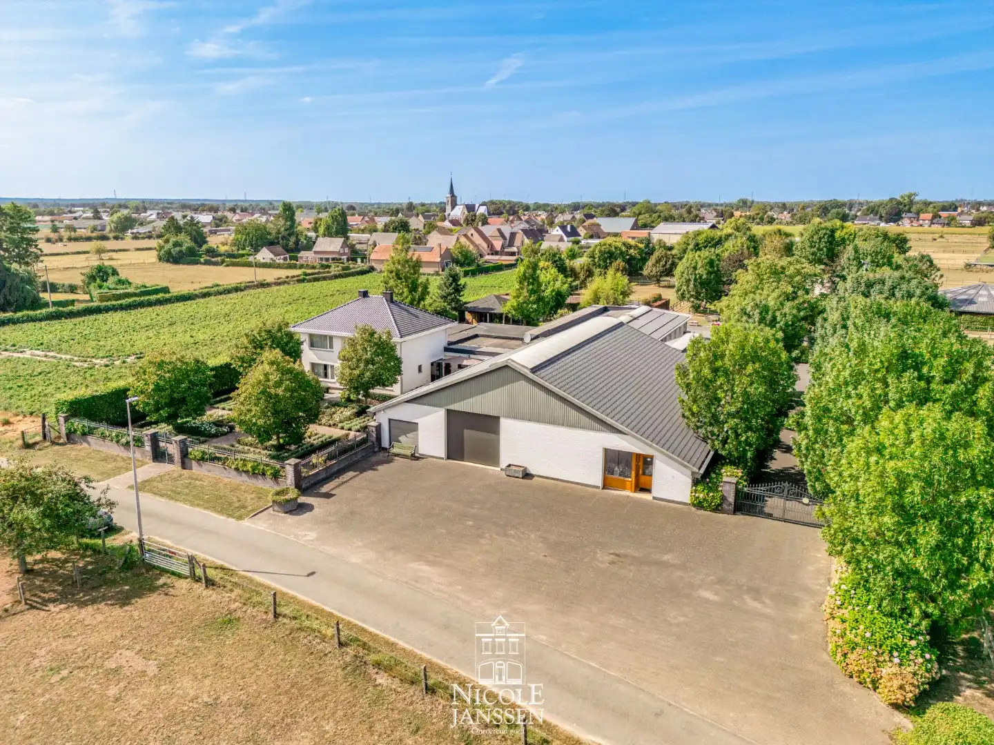 Riante woning met paardenstallen foto 27