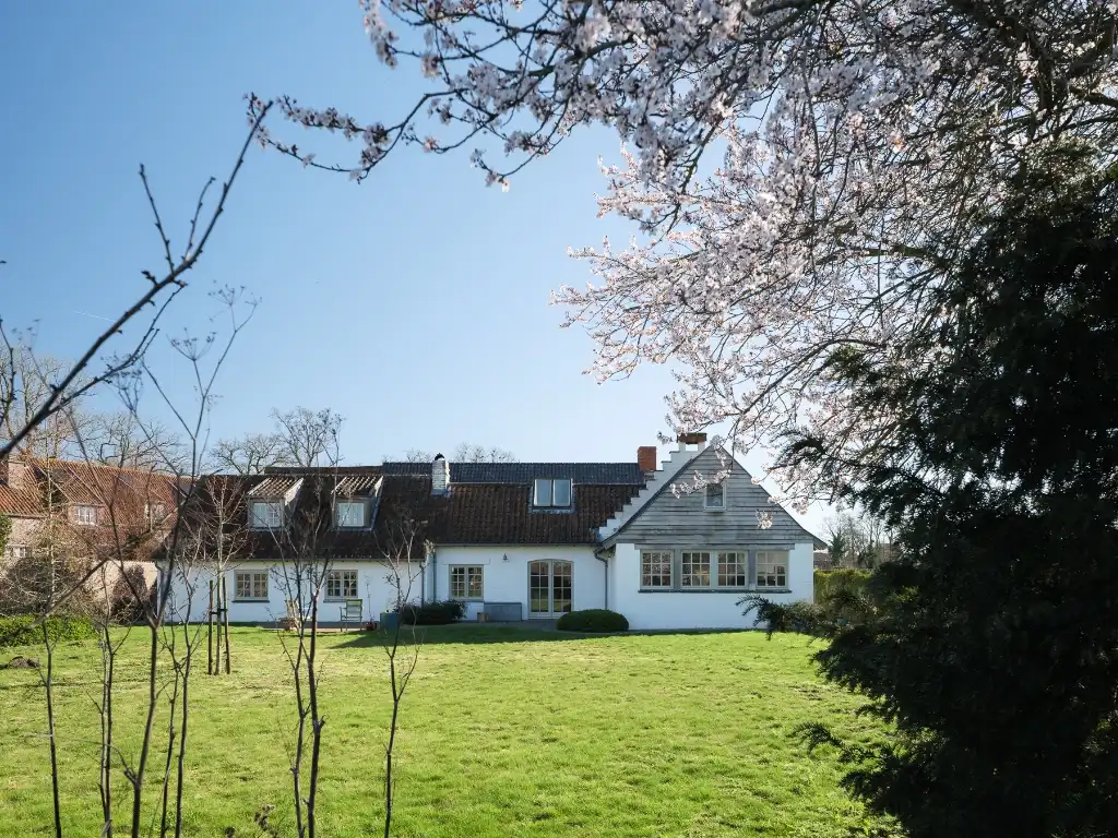 Karaktervolle hoeve met 5 slaapkamers en 4 badkamers, discreet gelegen op de tweede bouwlijn in een groene omgeving. foto {{pictureIndex}}