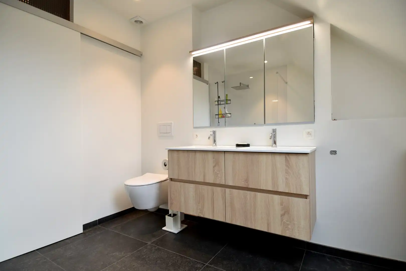 Alleenstaande woning met 4 slaapkamers en zonnige tuin te koop in residentiële buurt te Wevelgem foto 11