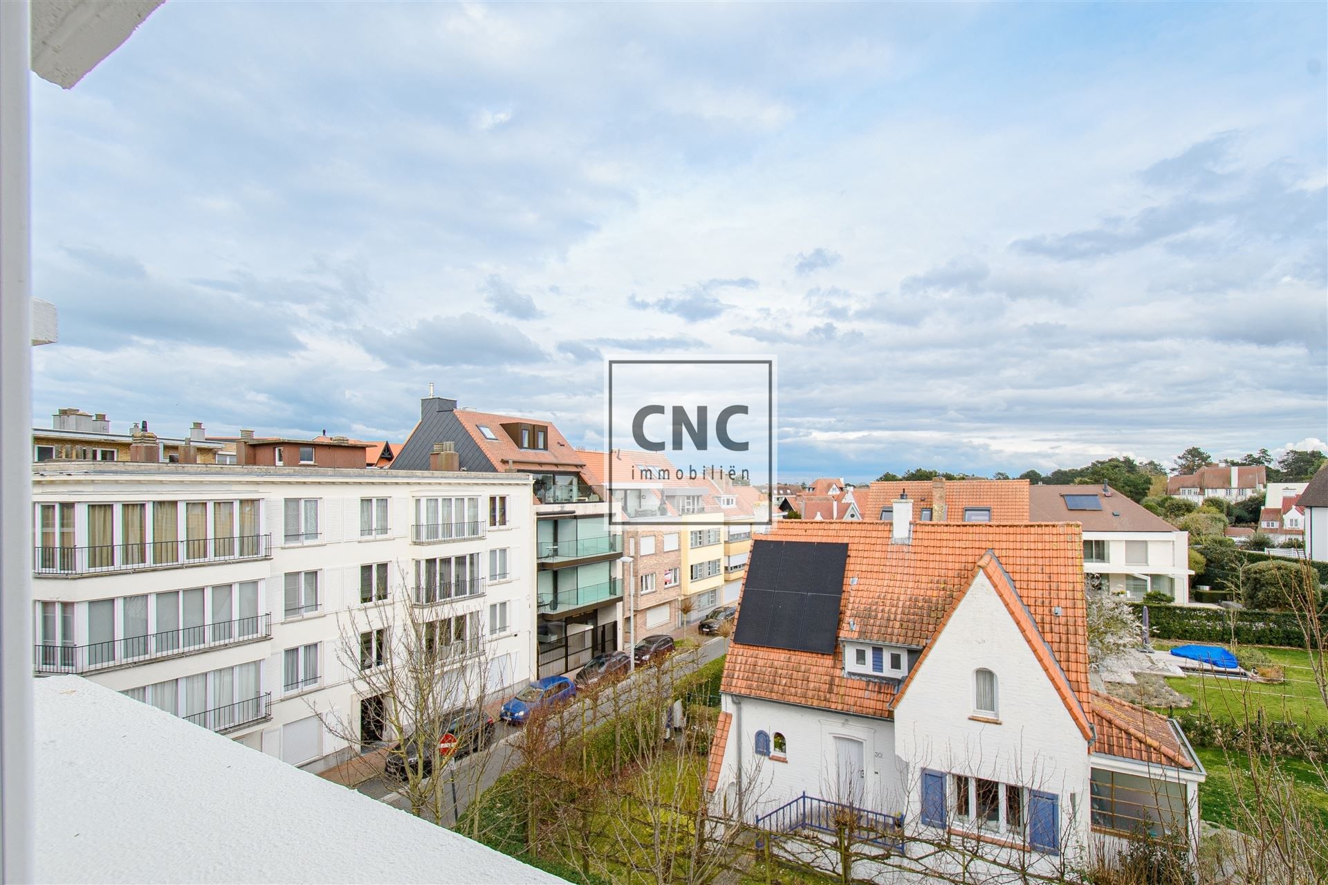 Ruim en lichtrijk appartement met zonnig terras op toplocatie in Knokke. Rustig gelegen in een karaktervolle residentie met prachtig open zicht op groen en de typische Zoute-villaatjes. foto 11