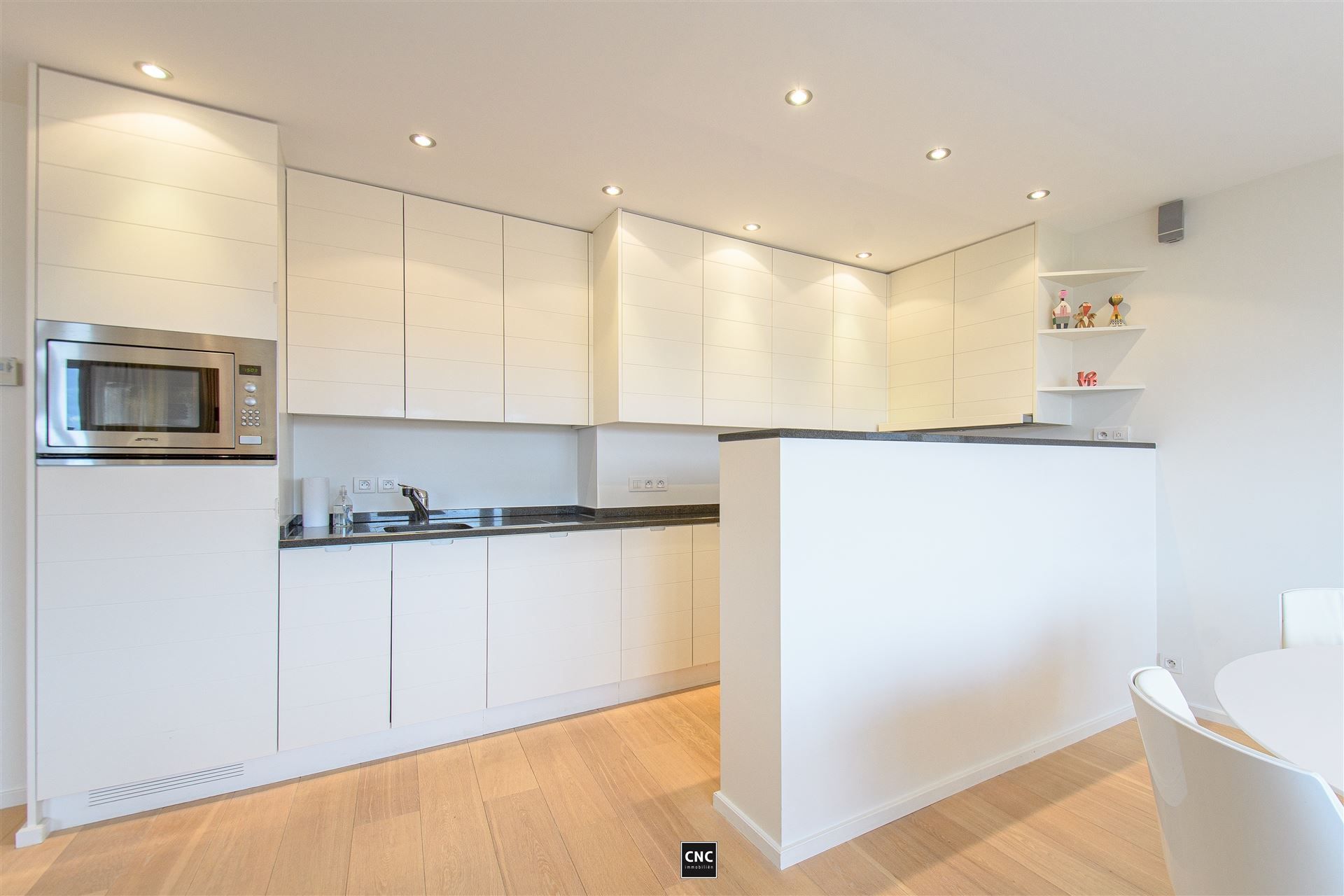 Ruim en lichtrijk appartement met zonnig terras op toplocatie in Knokke. Rustig gelegen in een karaktervolle residentie met prachtig open zicht op groen en de typische Zoute-villaatjes. foto 11