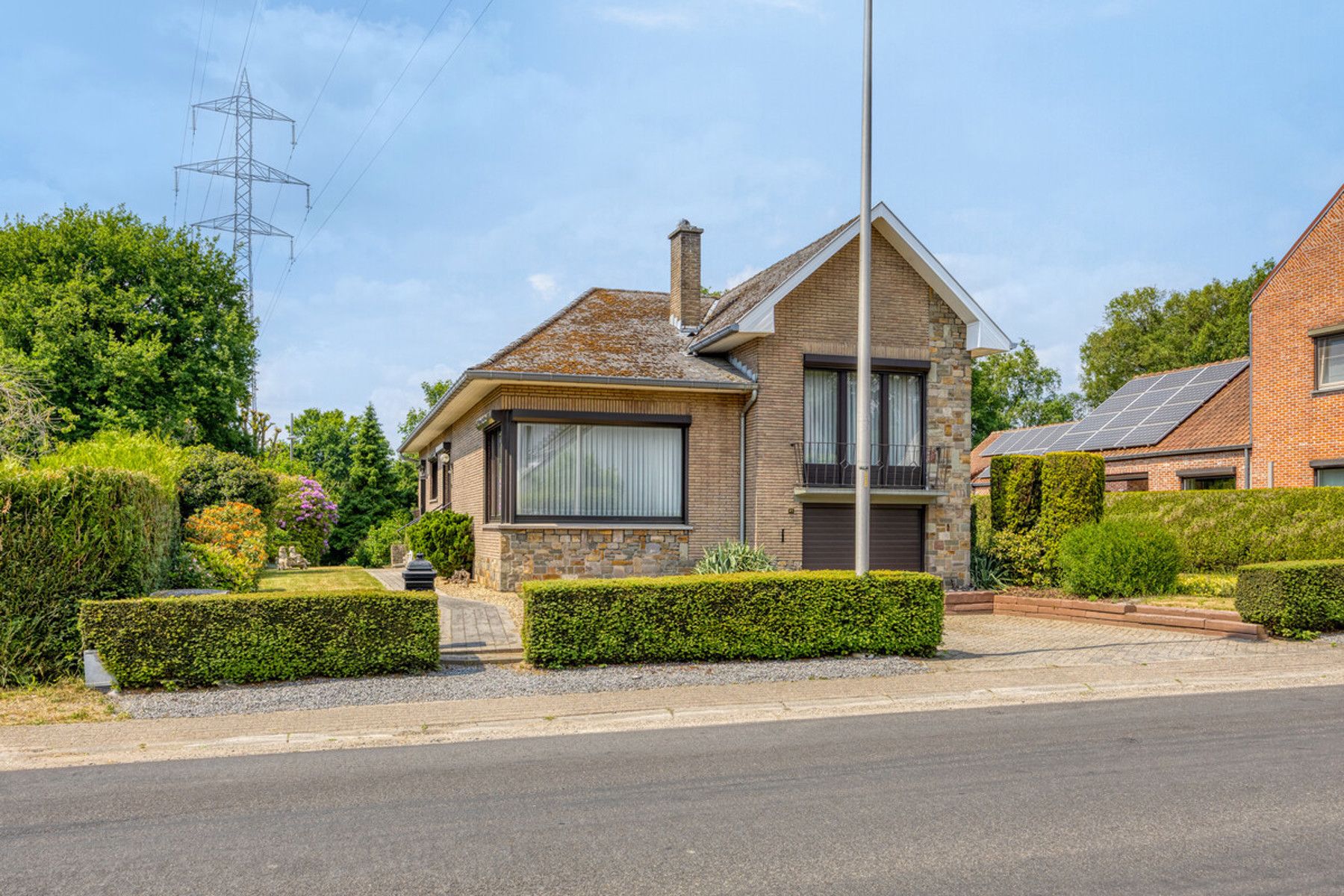 Charmante gezinswoning met 3 slaapkamers, 2 badkamers en ruime tuin op toplocatie. foto 2