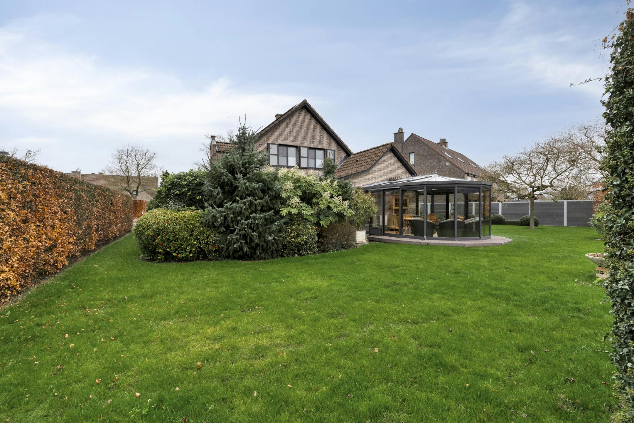 Mooie villa met schitterende tuin in residentiële woonwijk foto 3