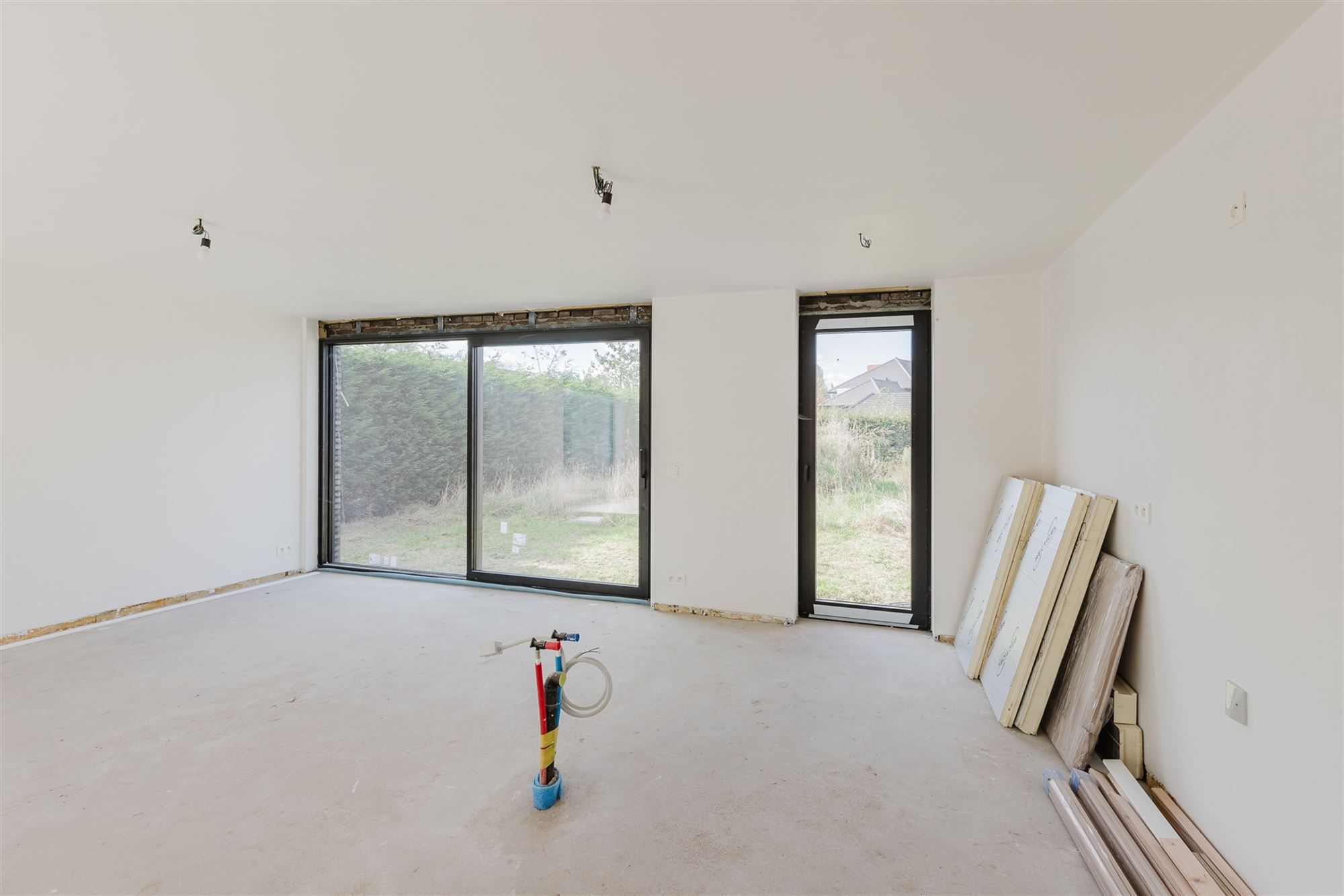 Gunstig gelegen nieuwbouwwoning met 4 slks en bureau foto 8