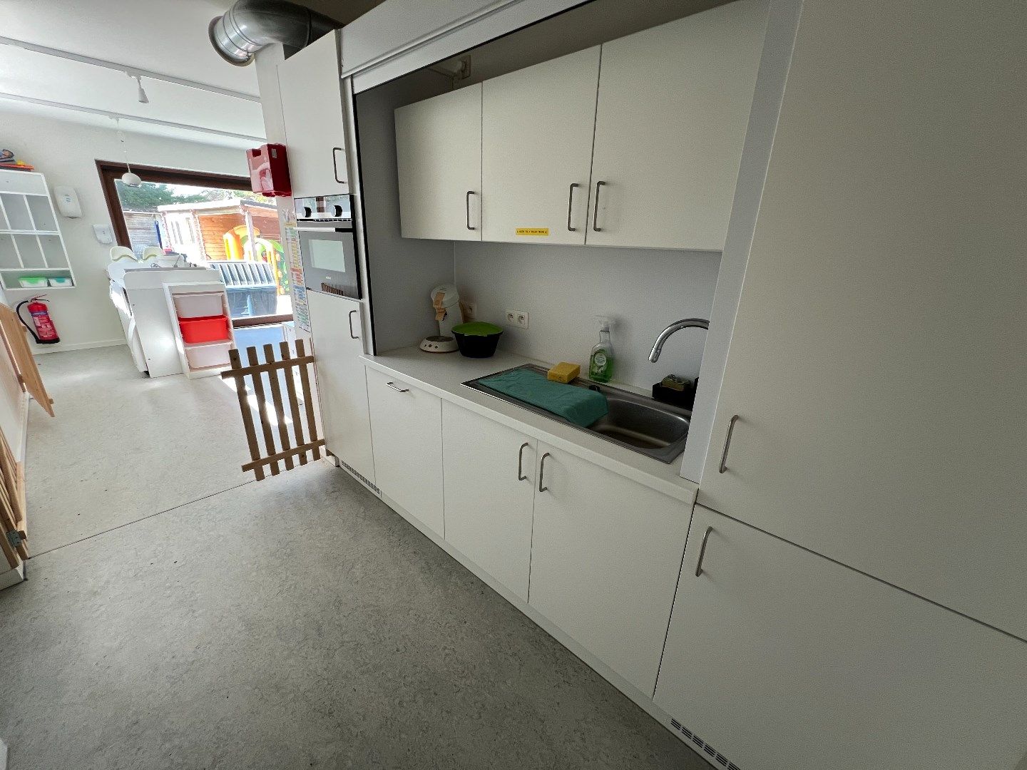 Goed gelegen recente en energiezuinige handelsruimte/kantoorruimte (voorheen kindercrèche) foto 5