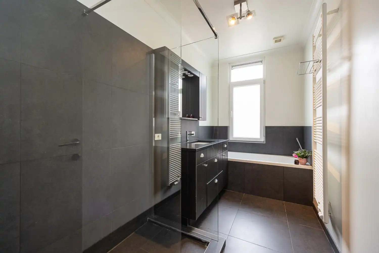 Gerenoveerd 3-slpk appartement van 130 m² met terras in Klein-Antwerpen foto 26