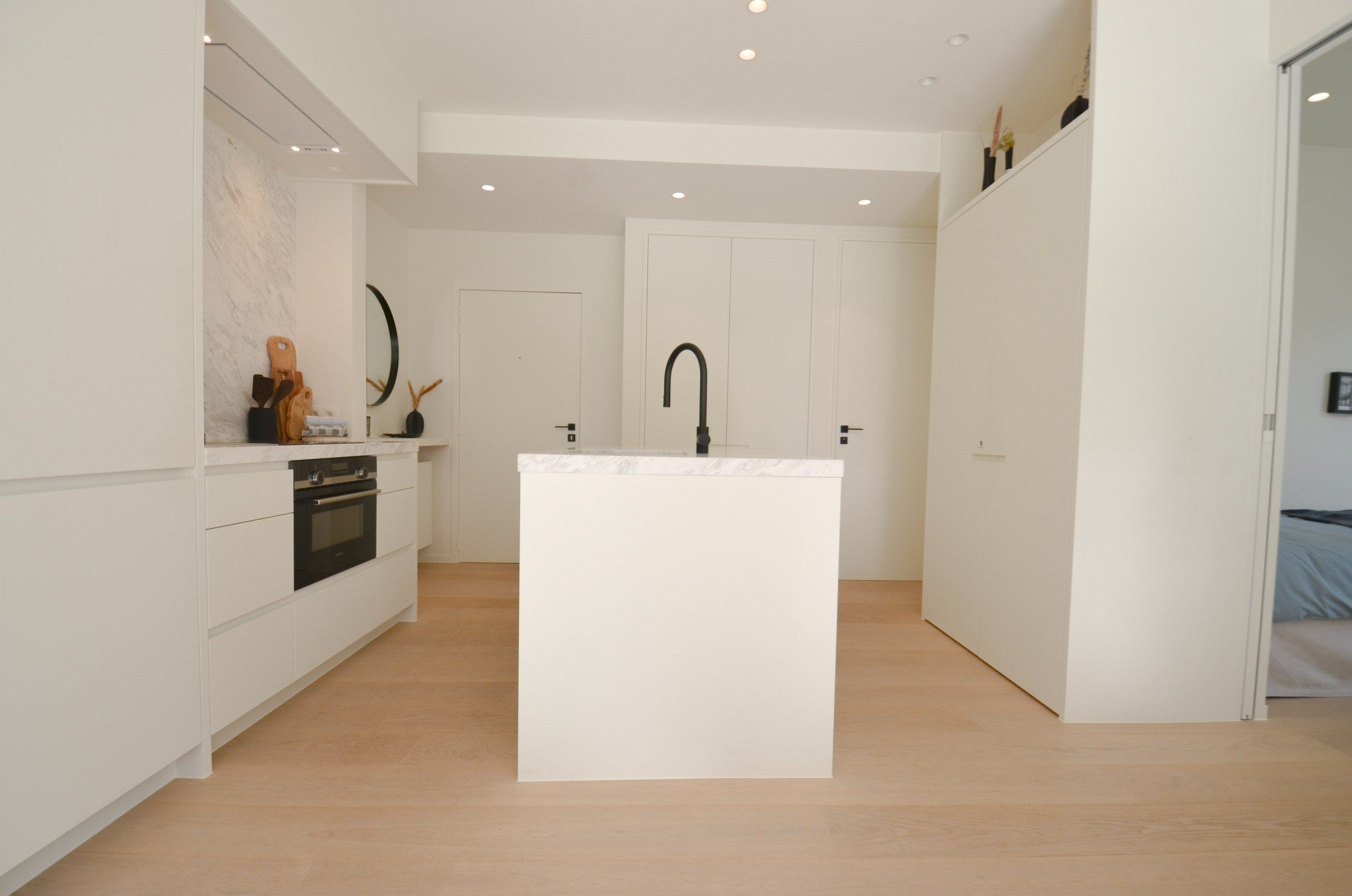 Volledig gerenoveerd hoek-appartement met een ruim zuid gericht terras gelegen aan de Zeedijk in het Zoute. foto 9