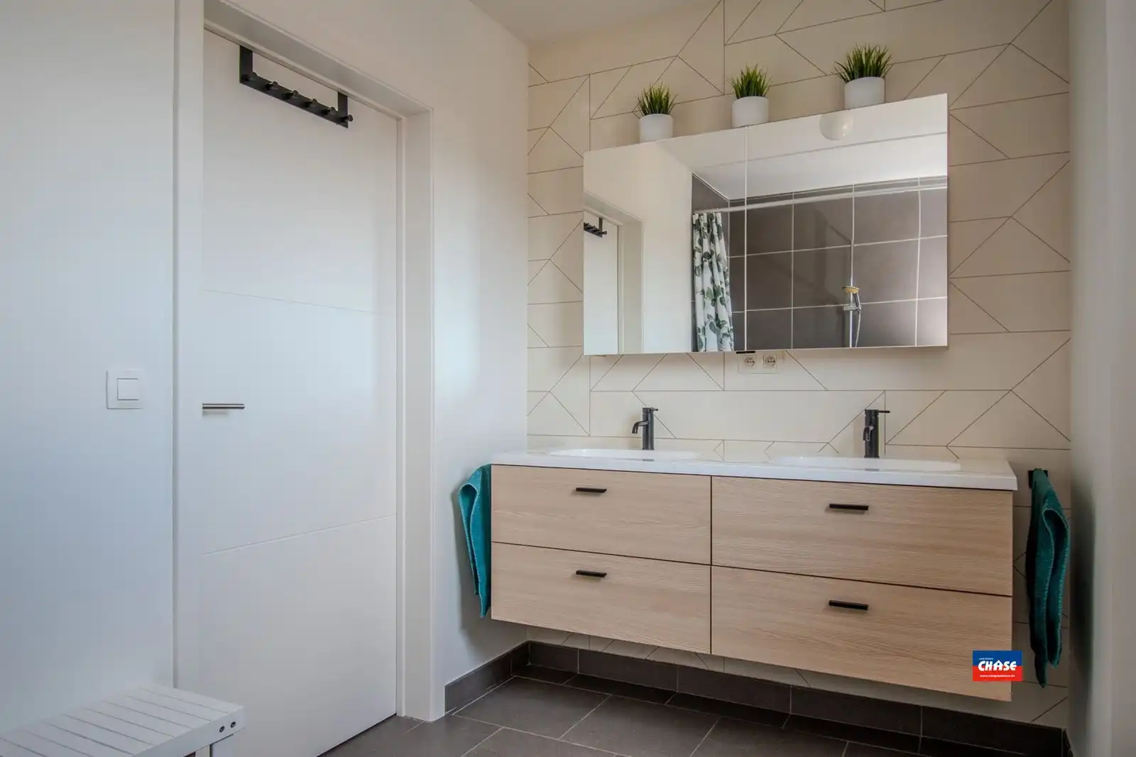 Instapklare woning met 4 slaapkamers, tuin en garagebox foto 17