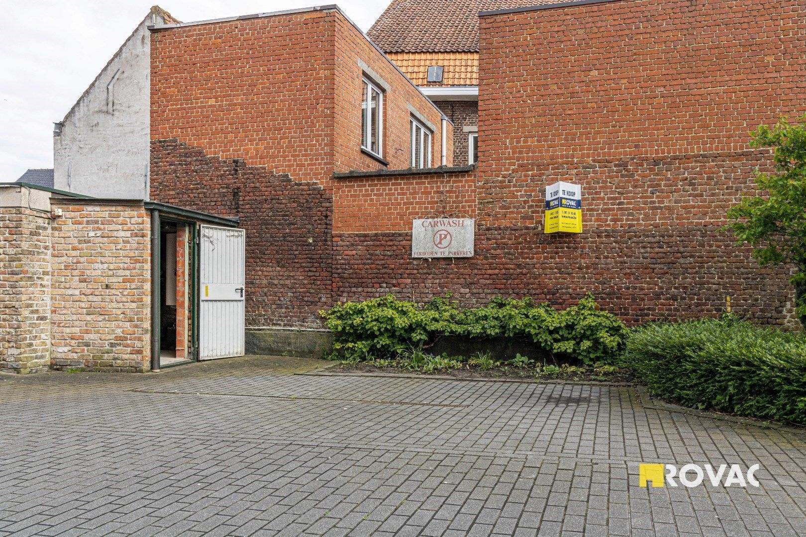 Staanplaats voor 2 wagens en berging foto 3
