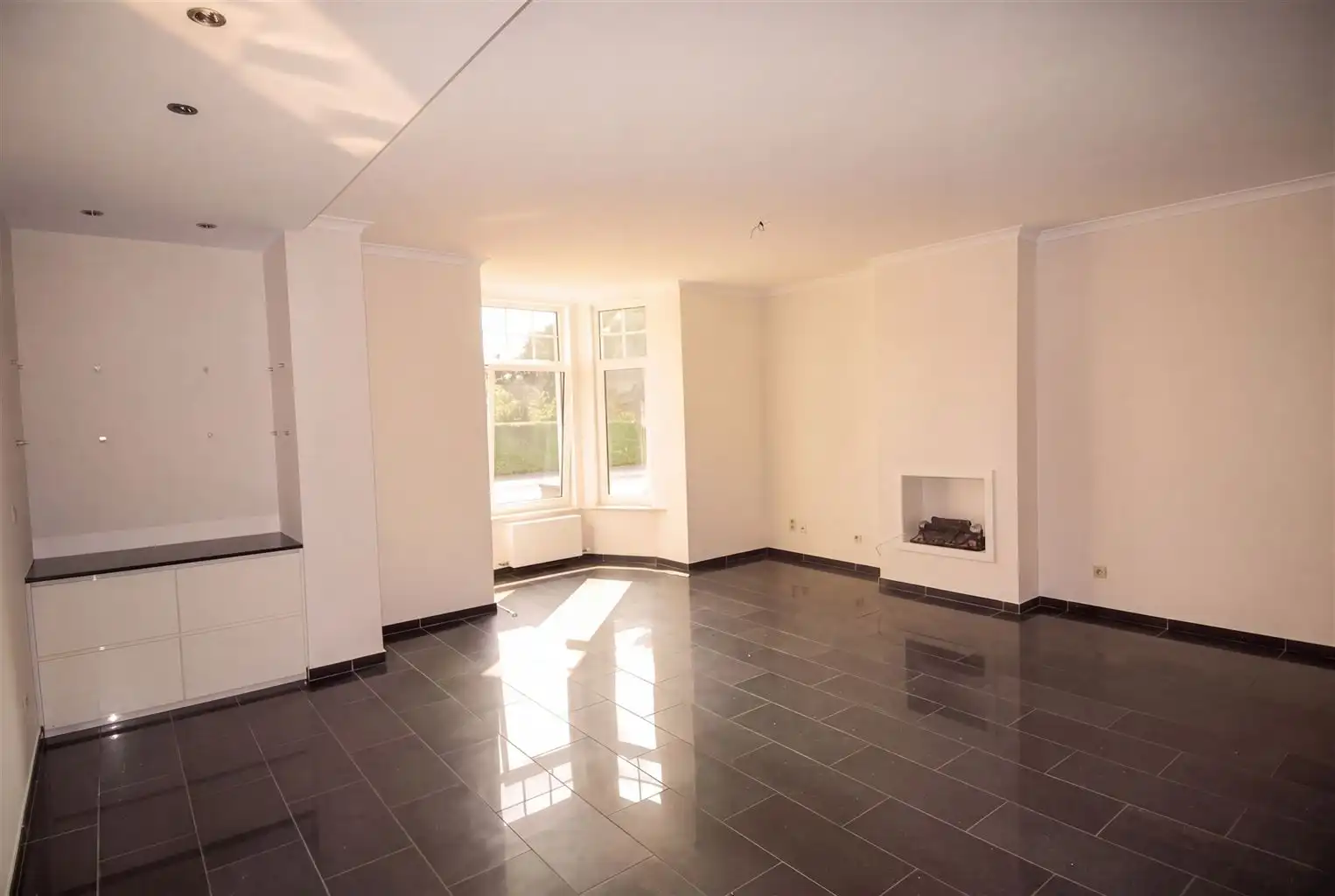 Gelijkvloers appartement met 2 ruime slaapkamers, mooie veranda, tuintje en garage. foto 2