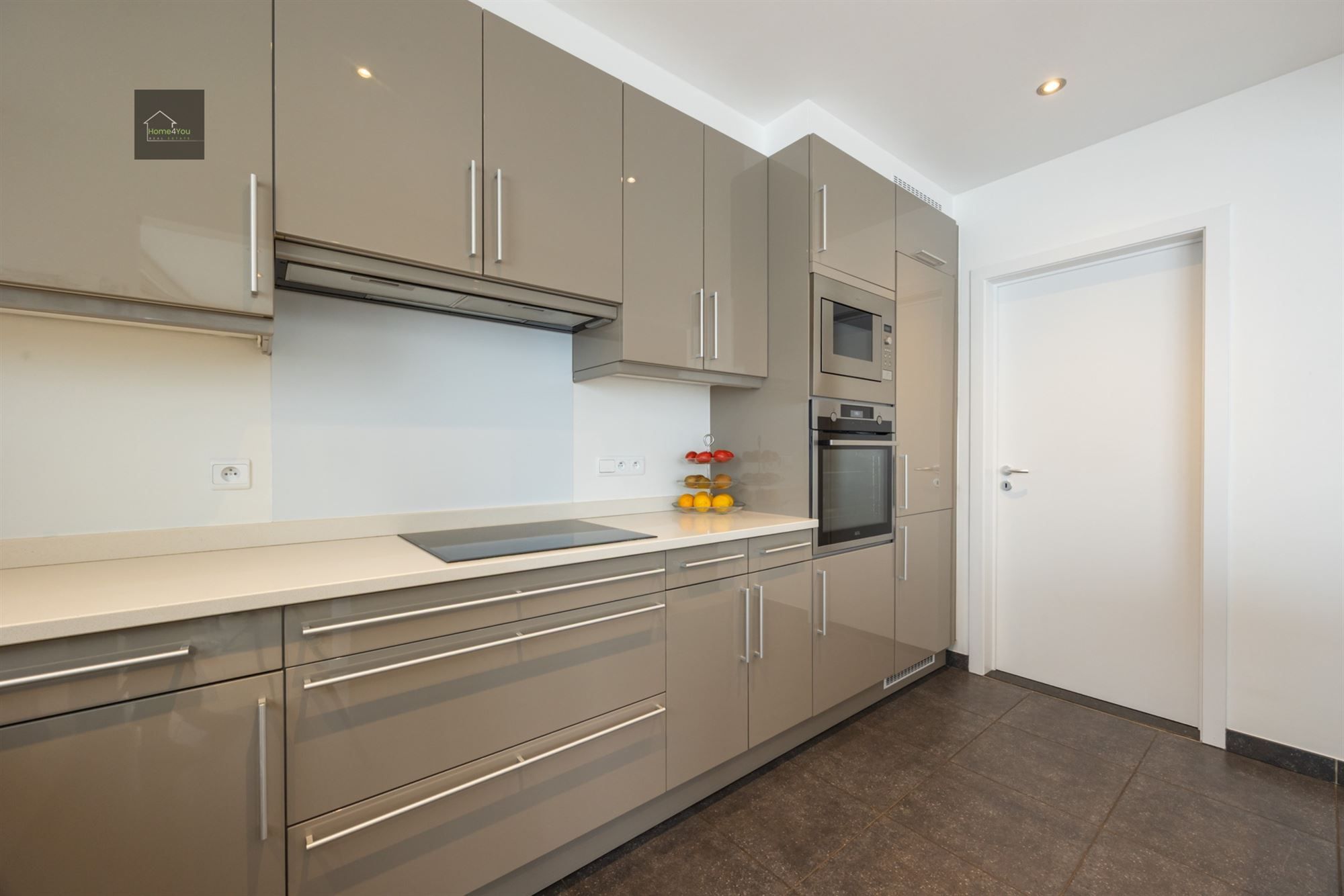 Ruim instapklaar appartement met garage en staanplaats foto 7