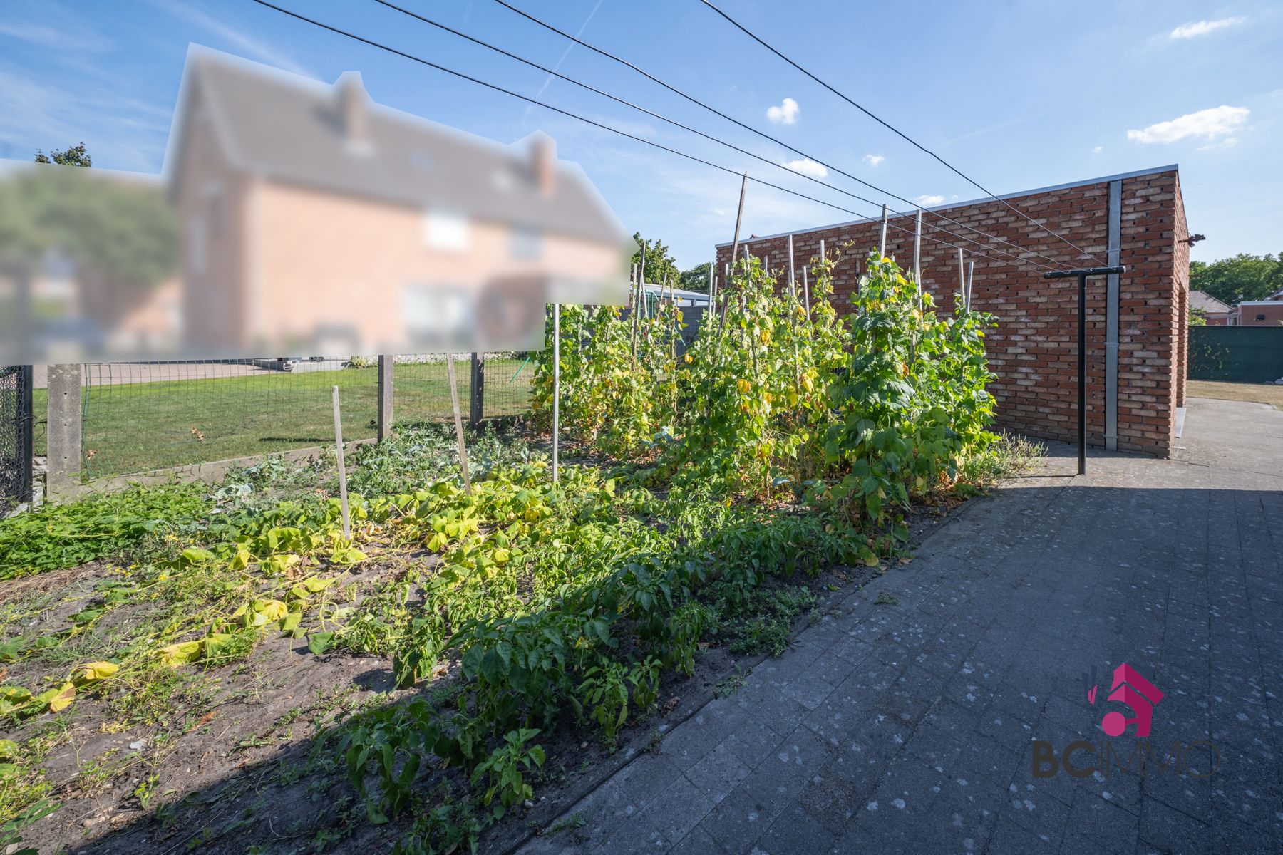 Halfopen woning met garage, zonnepanelen en ruime oprit foto 7