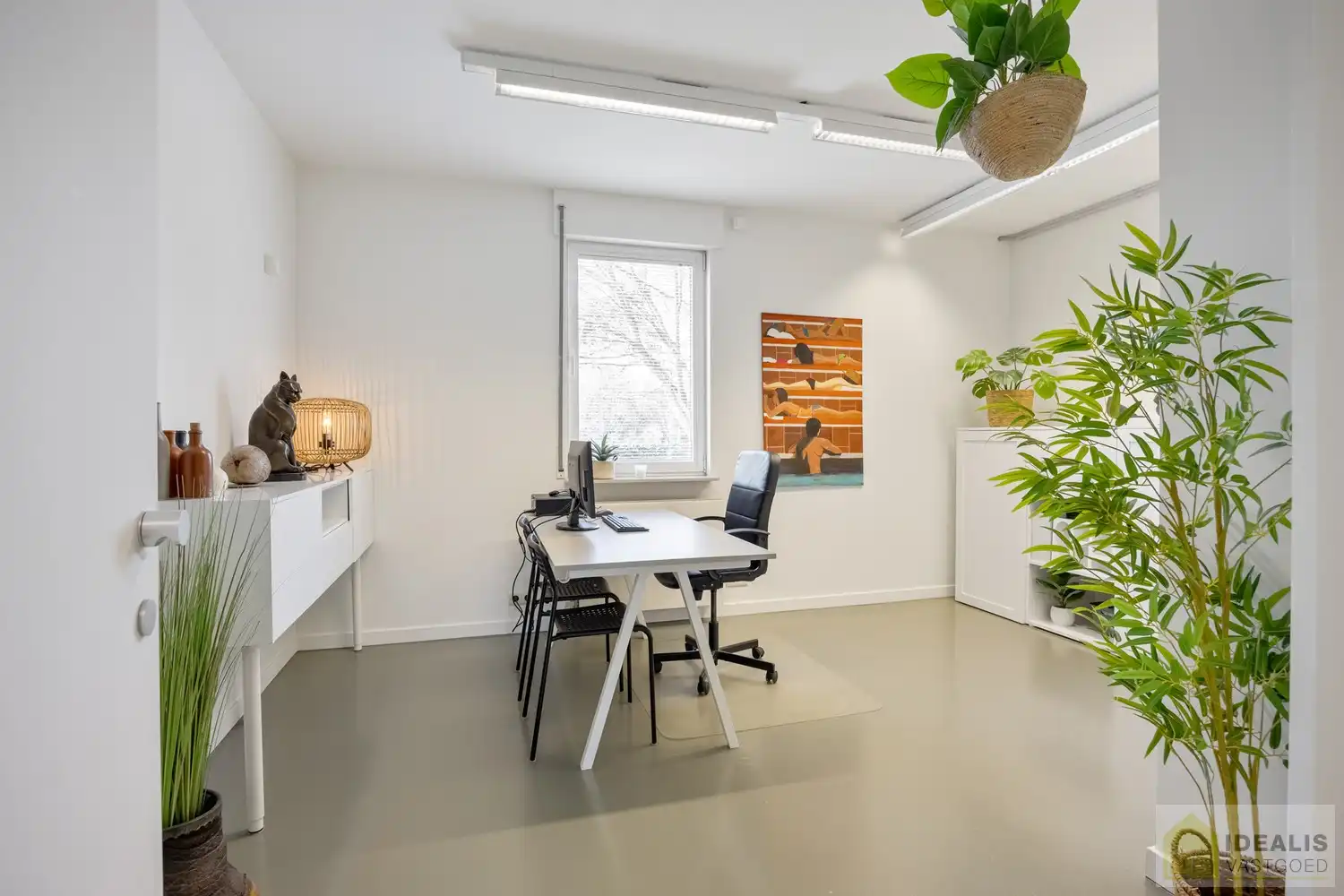 STATIG, STRAK EN UITERST RUIM COMPLEX MET HOOGSTAANDE AFWERKING EN OOG VOOR DETAIL. MOMENTEEL VOORZIEN VAN 3 SLAAPKAMERS, RIANTE LEEFRUIMTES ÉN UNIEKE LANDSCAPE KANTOORRUIMTES OP RESIDENTIËLE DOCH GUNSTIGE LOCATIE!! Dit exclusieve complex omvat maar liefst +-400m² netto bewoonbare oppervlakte! Kenmerkend aan dit statige pand is de unieke voorgevel die bezet is met keramische kunst van Pieter Stockmans. Gelegen op een residentiële locatie in een rustige woonstraat doch op enkele minuten van het centrum van Genk! foto 41