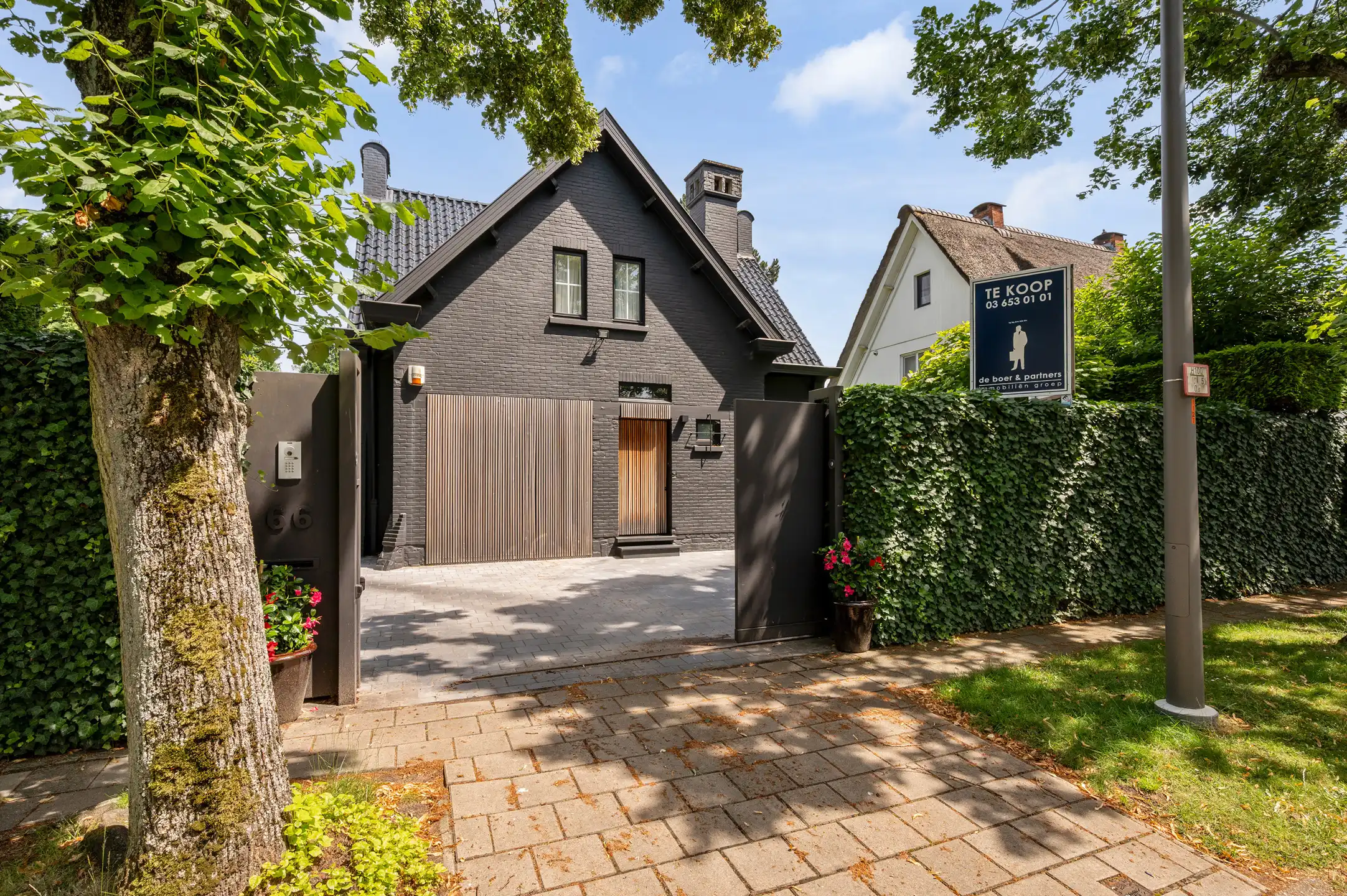 Hoofdfoto van de publicatie: Vrijstaande woning met zwembad in de begeerde St Lucaswijk!