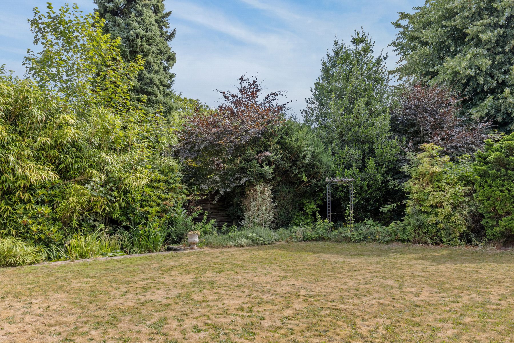 Geheel te renoveren / te slopen woning in residentiële wijk foto 19
