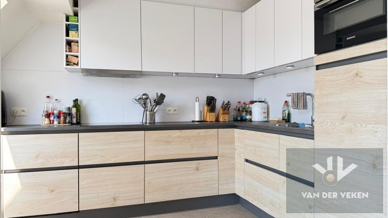 Stijlvol duplexappartement met 2 SLPK in hartje Hasselt foto 2