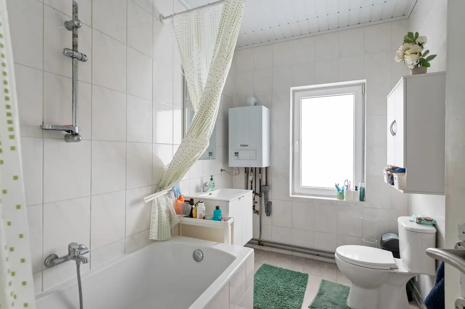 Veelzijdig handelspand met appartement en openbare parking foto 9