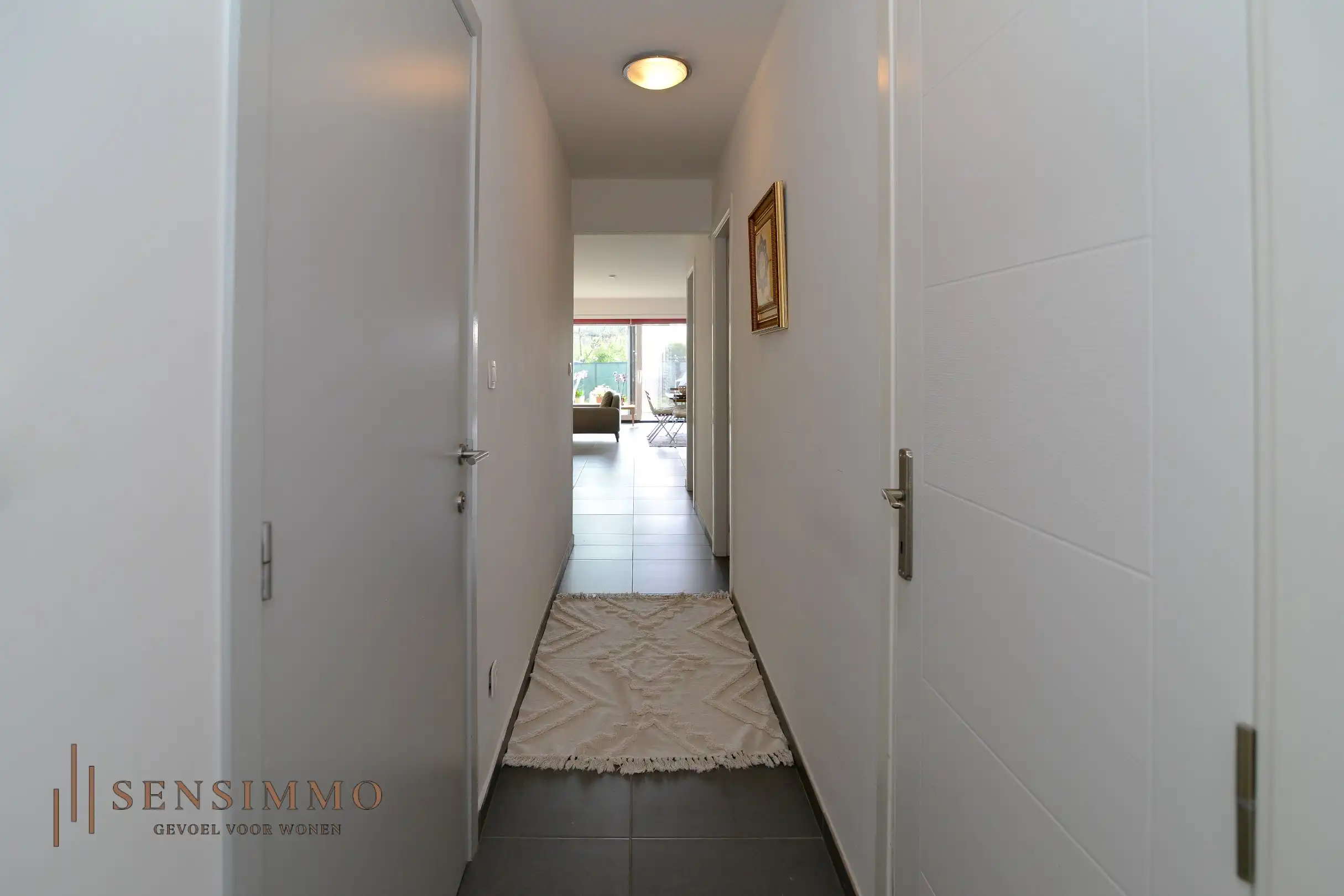 Gelijkvloers tweeslaapkamer appartement van 110m² met tuin, parking en kelderberging foto 3