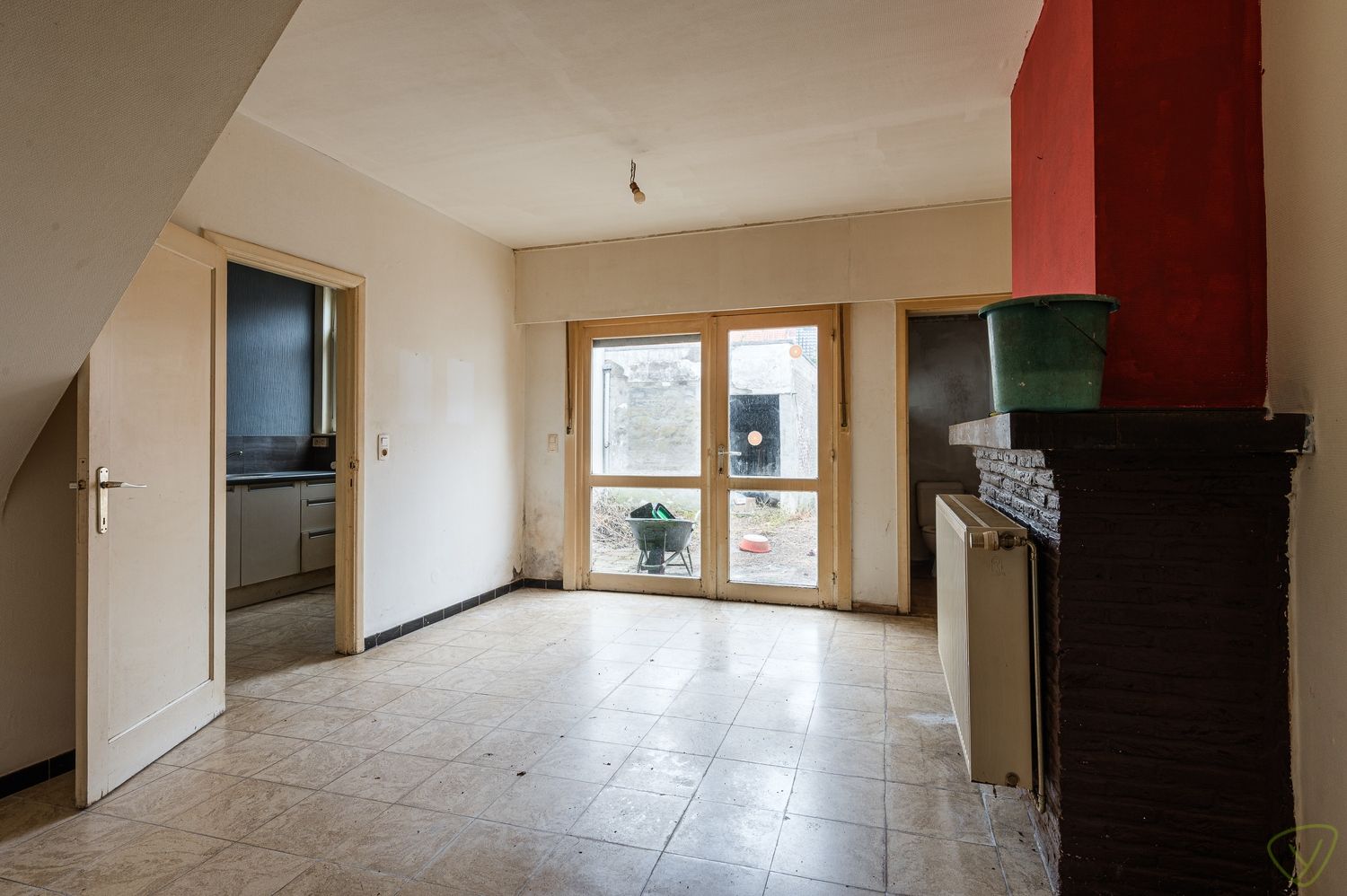 Op te frissen woning met verrassend ruime stadstuin in hartje Eeklo foto 3
