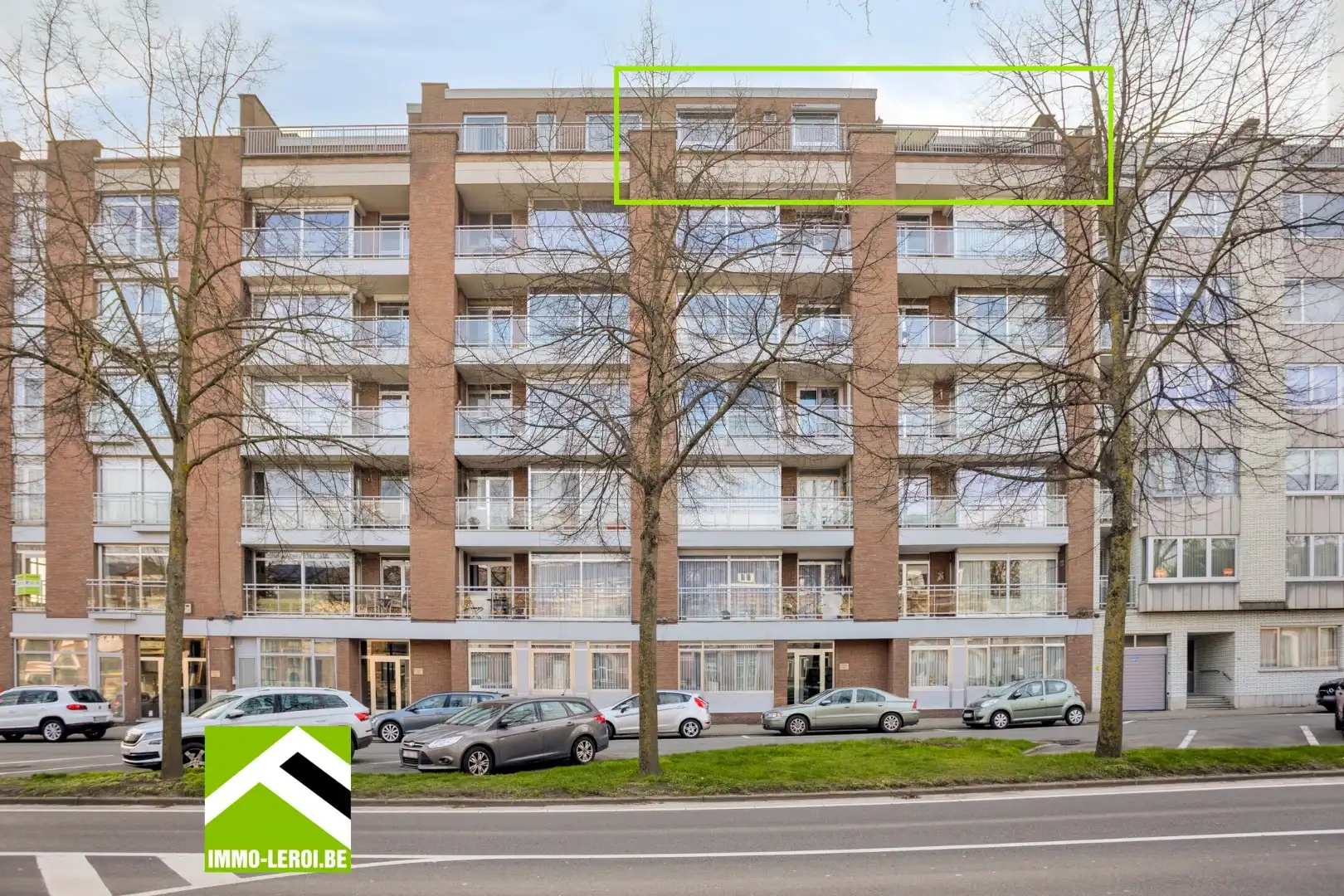 Ruim penthouse / dakappartement met uitzonderlijke terrassen + garage – Zicht over Tongeren foto {{pictureIndex}}