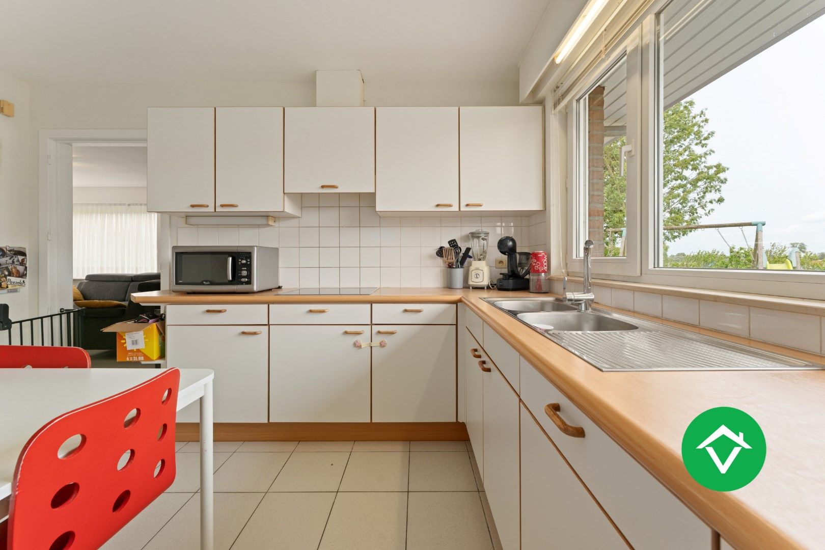 Instapklare woning met 3 slaapkamers en groene tuin te Koekelare foto 13