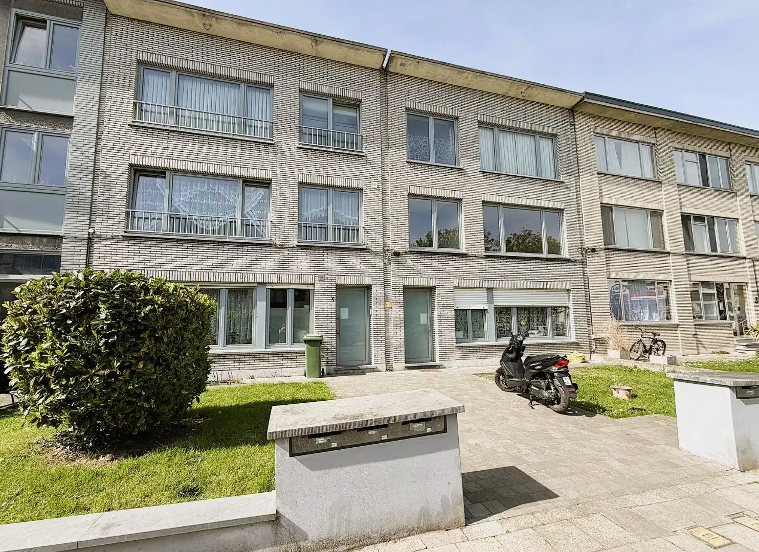 Mooi appartement met 2 slaapkamers en terras op een gegeerde ligging! foto {{pictureIndex}}