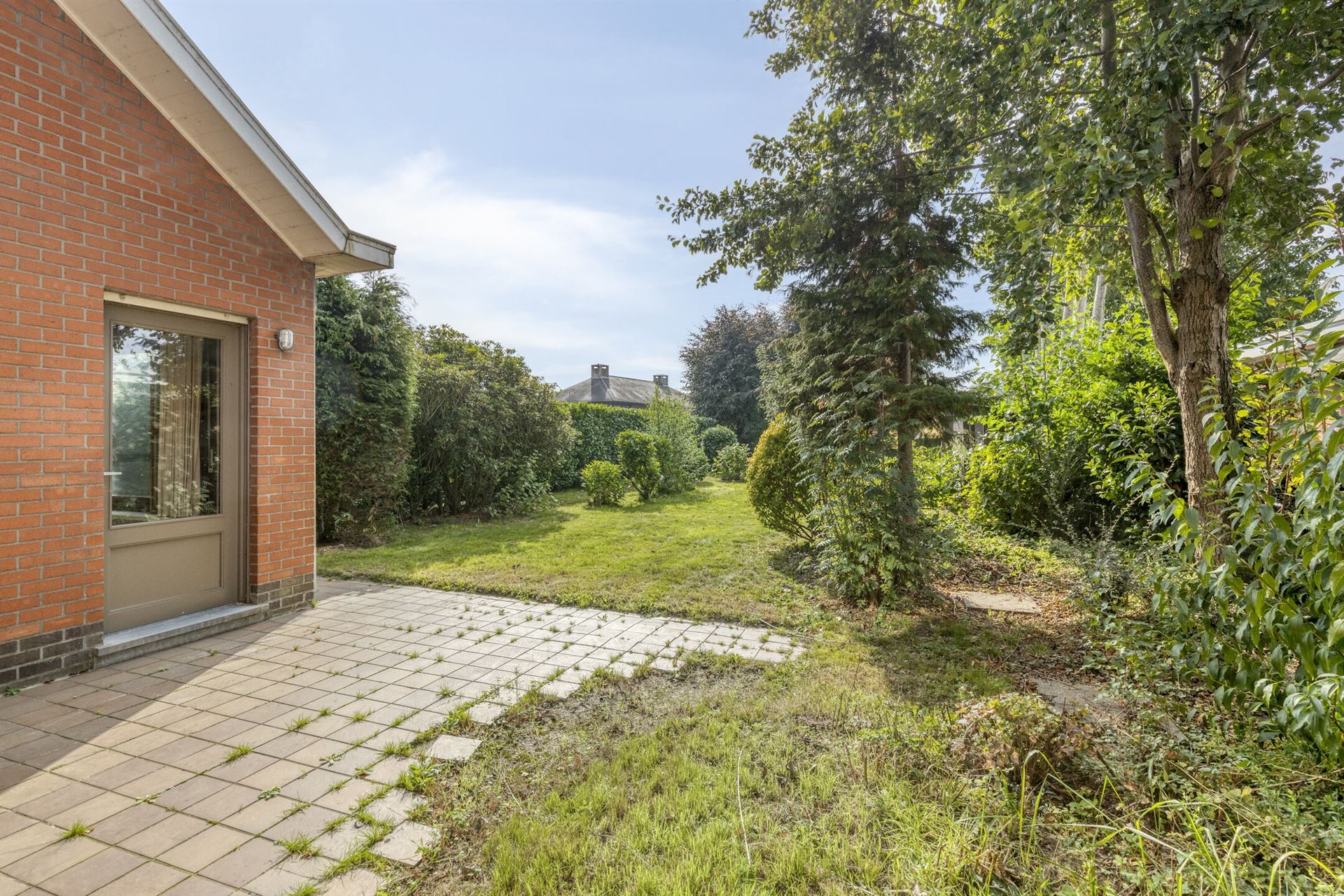 Ruim huis met 4 slaapkamers en grote tuin. foto 20
