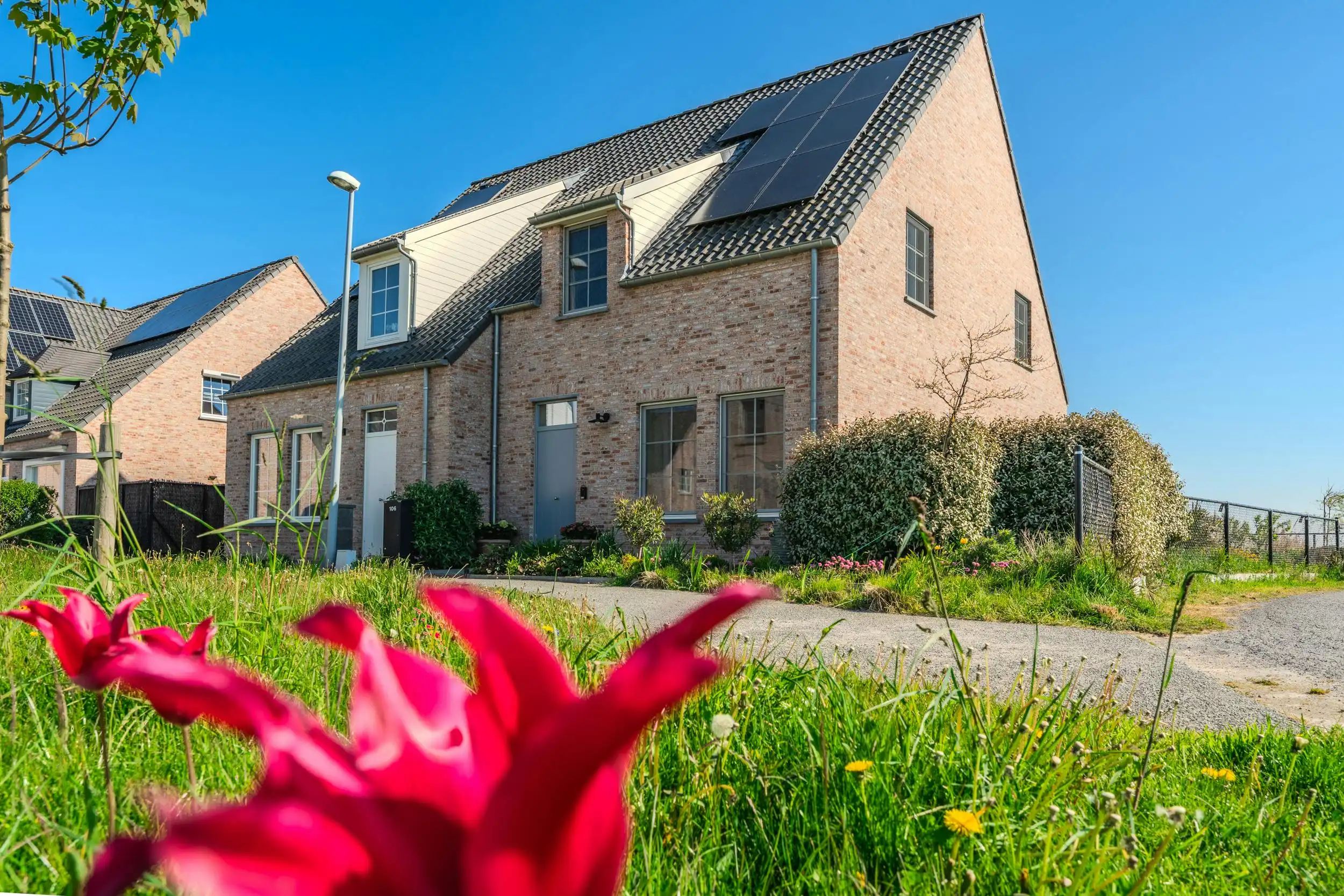 Prachtige woning met 3 slaapkamers en uniek open zicht! foto {{pictureIndex}}