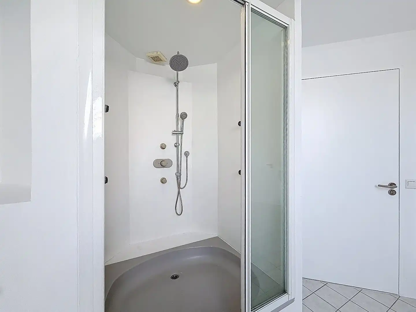 Uniek multifunctioneel object met bedrijfsruimte, kantoor, mancave en ruim appartement foto 33